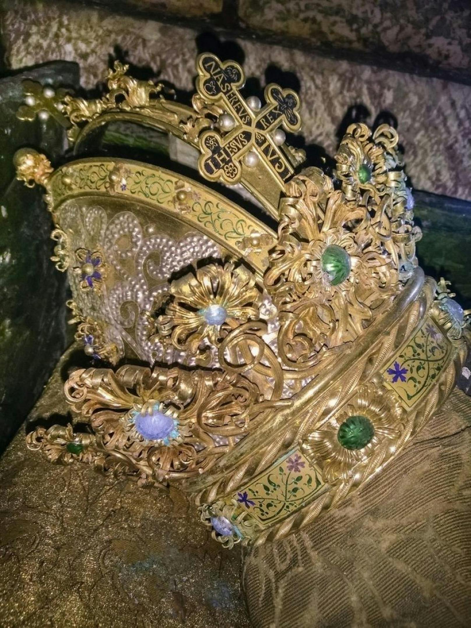 Eine vergoldete Nachbildung der berühmten Reichskrone verziert mit "Edelsteinen" aus Email gehört auch zu den Grabbeigaben.