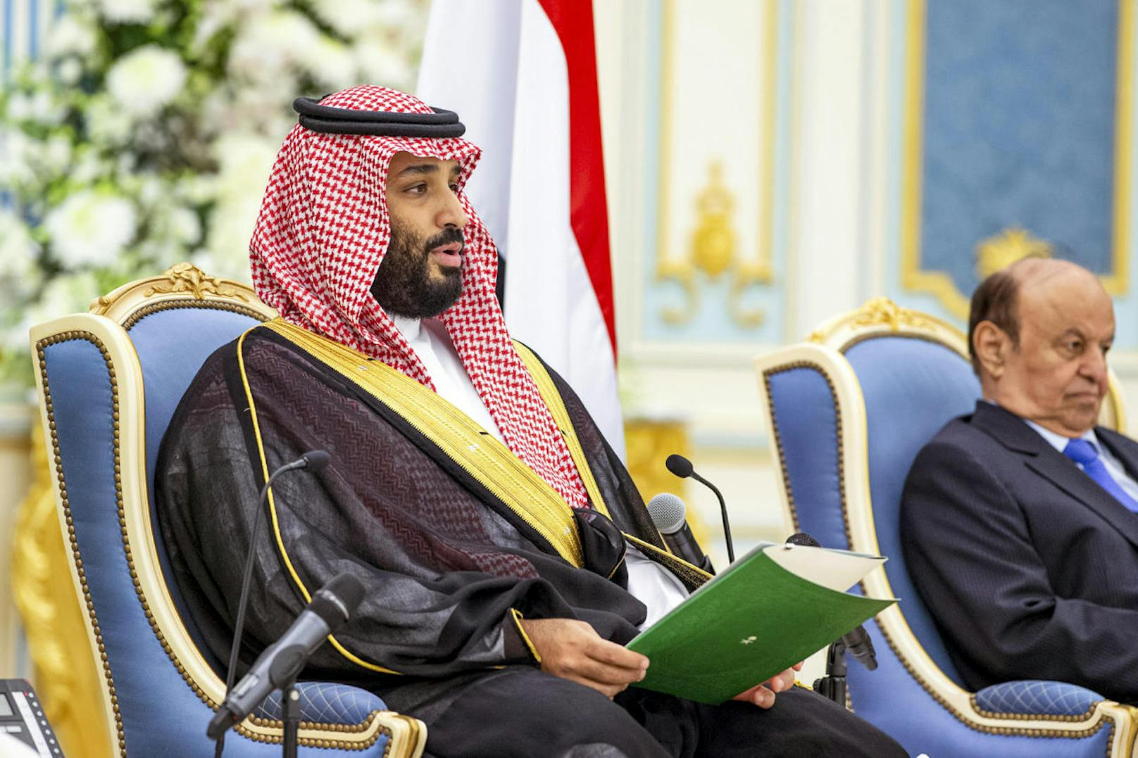 Der saudische Kronprinz Mohammed bin Salman (l.), der das Königreich autoritär regiert, geht mit harter Hand gegen Regimekritiker im In- sowie Ausland vor.