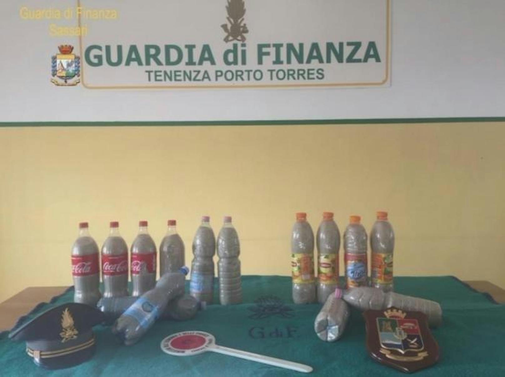 Die italienische Finanzpolizei auf Sardinien beschlagnahmte 40 Kilo Sand, das ein französisches Touristenpaar in 14 Flaschen abgefüllt hatte.