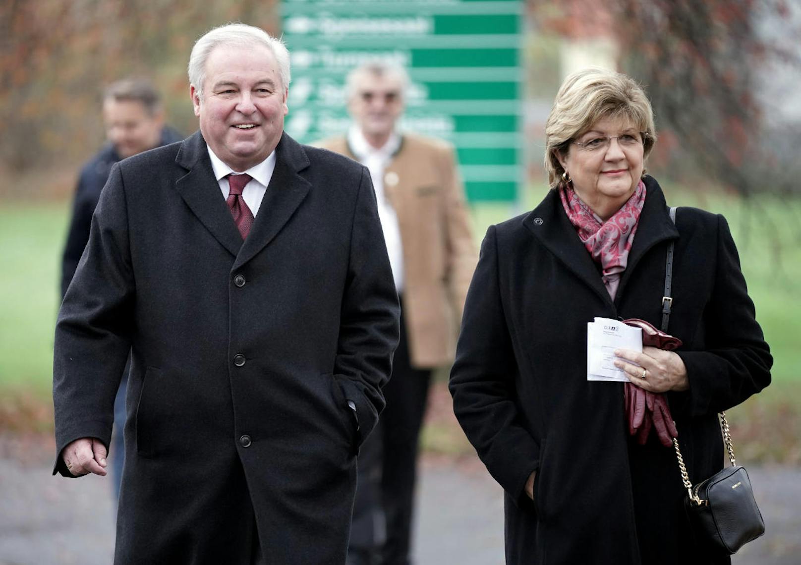 ÖVP-Spitzenkandidat und Landeshauptmann Hermann Schützenhöfer mit seiner Ehefrau Marianne bei ihrer Stimmabgabe in Graz.