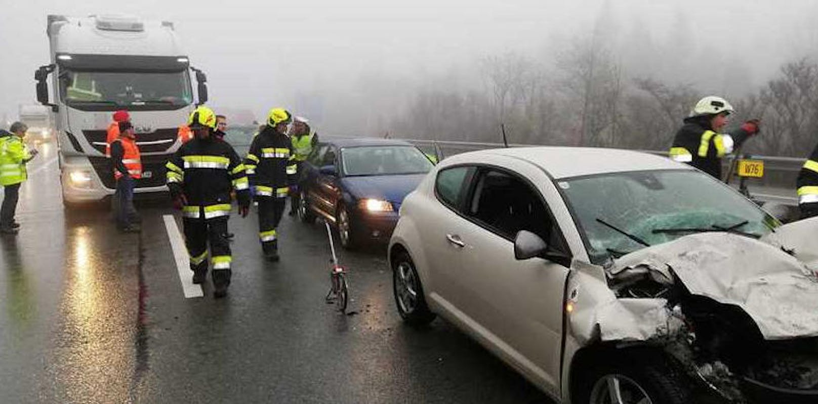 Bei einem Verkehrsunfall auf der Südautobahn (A2) ist am Freitag eine 38-Jährige tödlich verletzt worden.