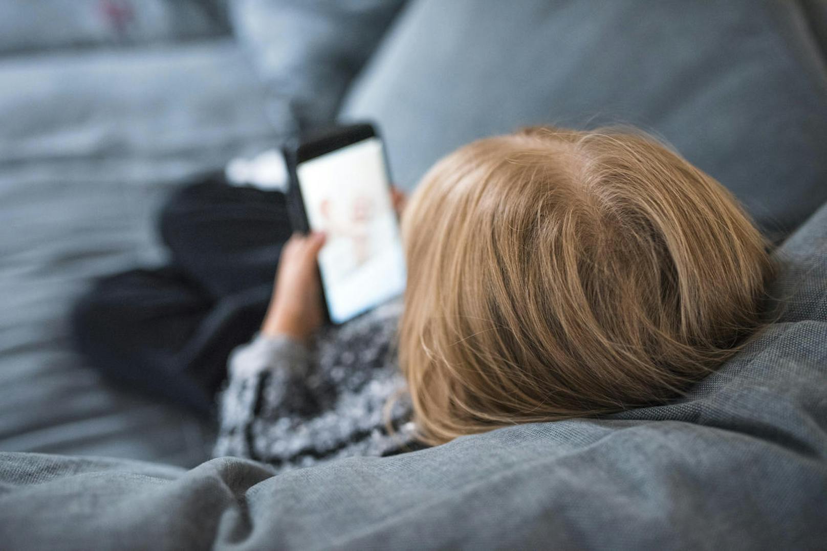 Mobiltelefone im Kinderzimmer können zu Schlafstörungen führen.