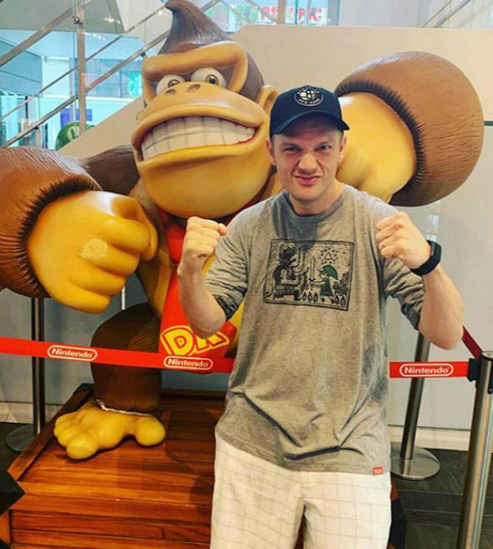 18.08.2019: Da wird selbst Nick Carter wieder zum kleinen Buben. Der Backstreet Boy posiert in New York vor Donkey Kong. 