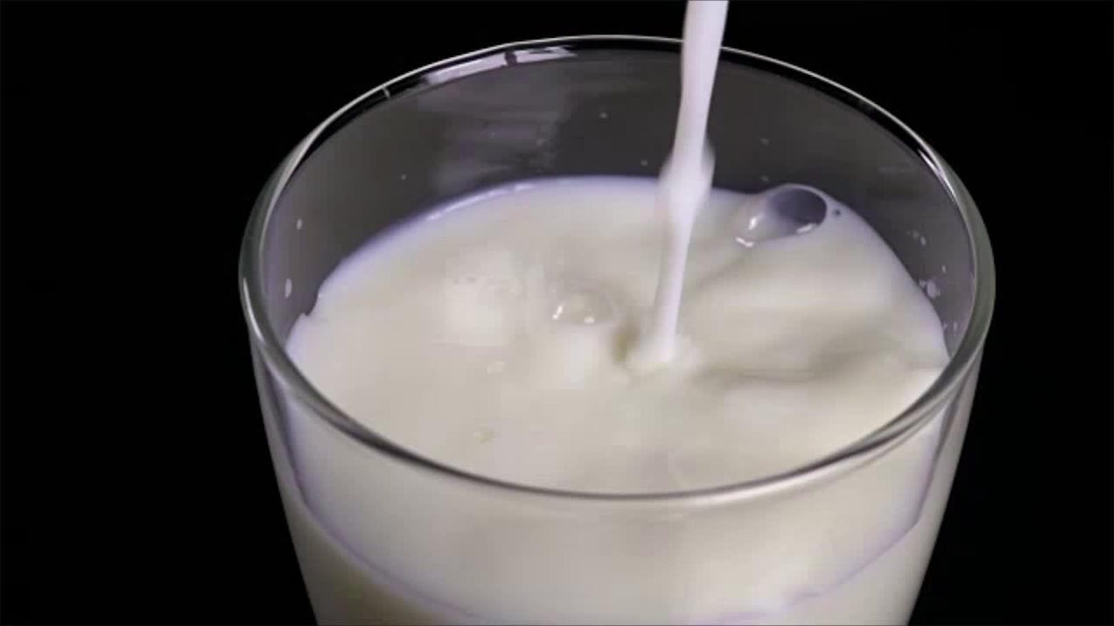 Nach dem Öffnen gehört Milch immer in den Kühlschrank und kann etwa drei Tage aufbewahrt werden. In einer ungeöffneten Verpackung ist Milch rund drei Tage nach Ablauf des Mindesthaltbarkeitsdatums genießbar. Danach kann mit einem kleinen Probeschluck herausgefunden werden, ob die Milch noch trinkbar ist.