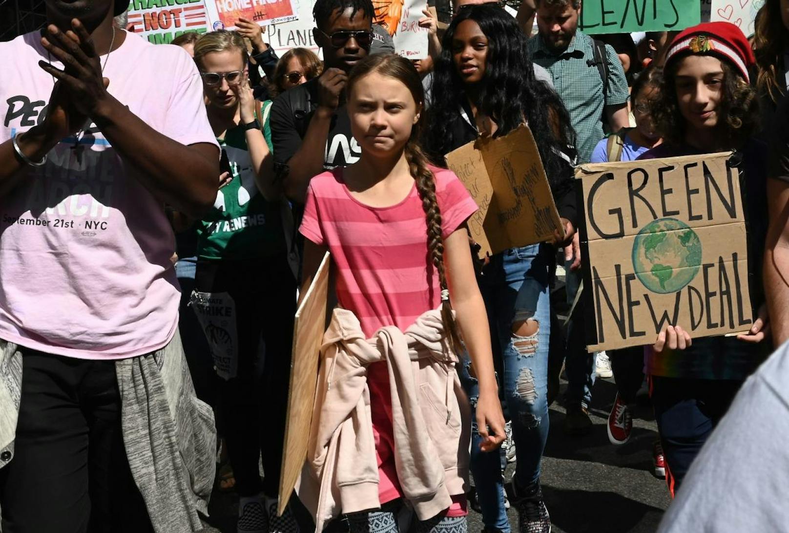 Die junge schwedische Aktivistin Thunberg feierte vor zehntausenden Menschen in New York die weltweiten Klima-Demonstrationen.