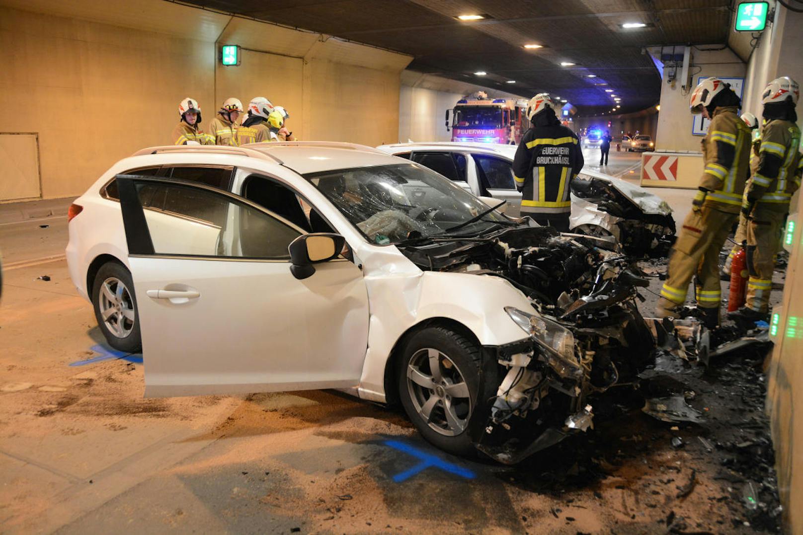 Drei Fahrzeuge kolliderten dabei frontal miteinander. Bilder zeigen einen schwer beschädigten Audi A6 und einen förmlich zerrissenen Mazda 6.