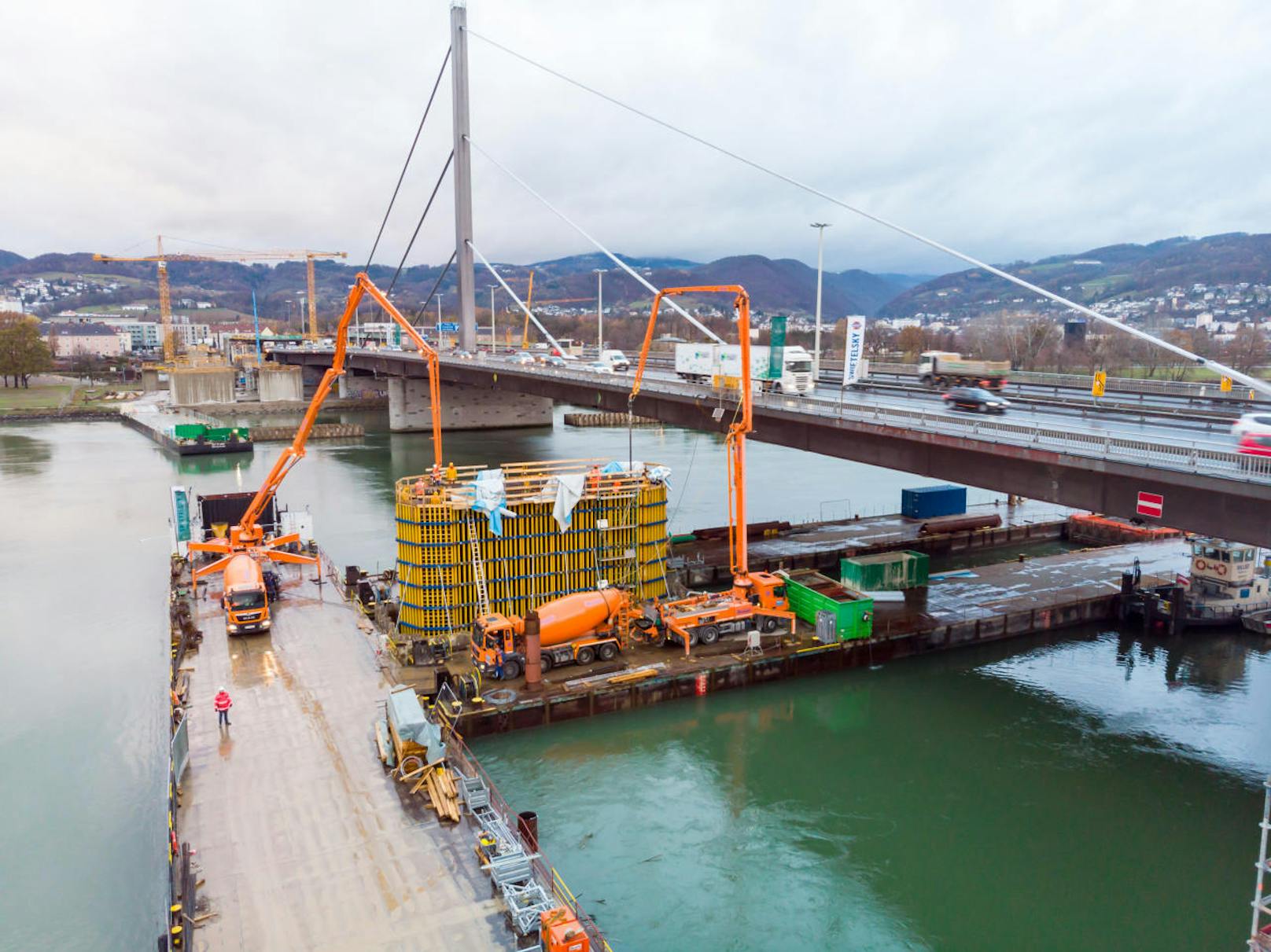 Aufgrund des Hochwassers mussten in der Donau bei Linz drei Arbeitsschiffe evakuiert werden.