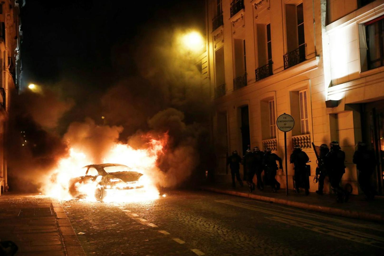 Demonstranten setzten Autos, Mülleimer und andere Gegenstände in Flammen.
