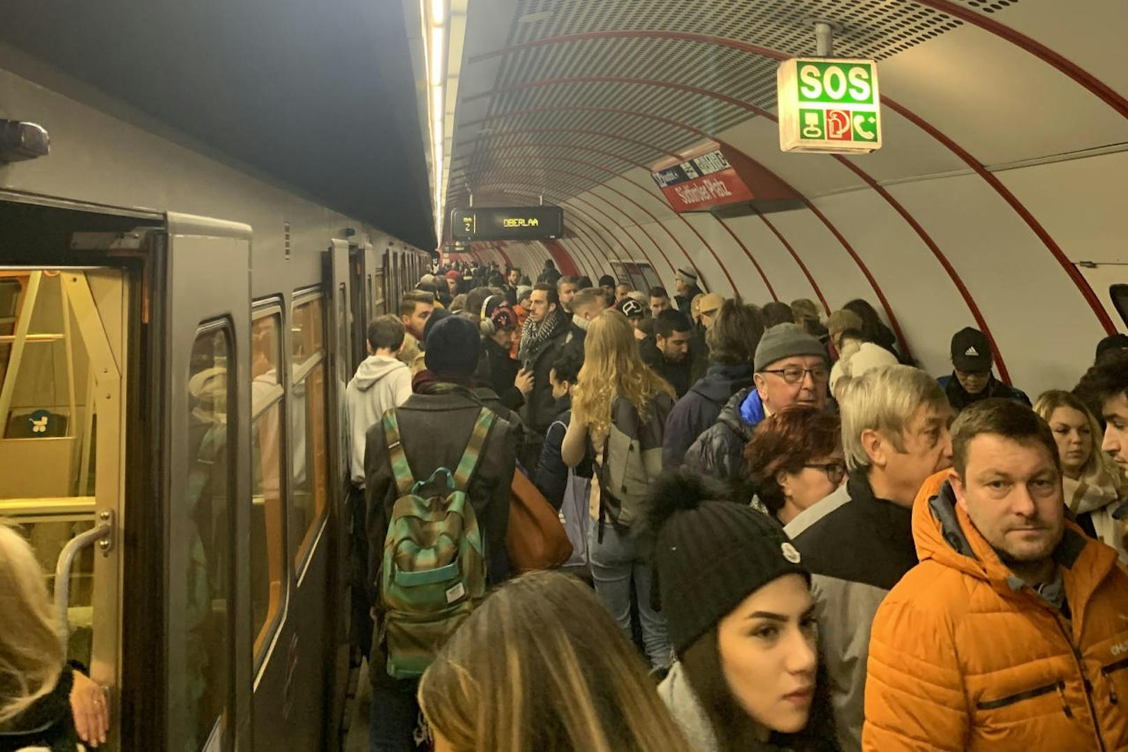 Die U-Bahn-Linie U1 ist bereits seit Stunden unterbrochen. 
