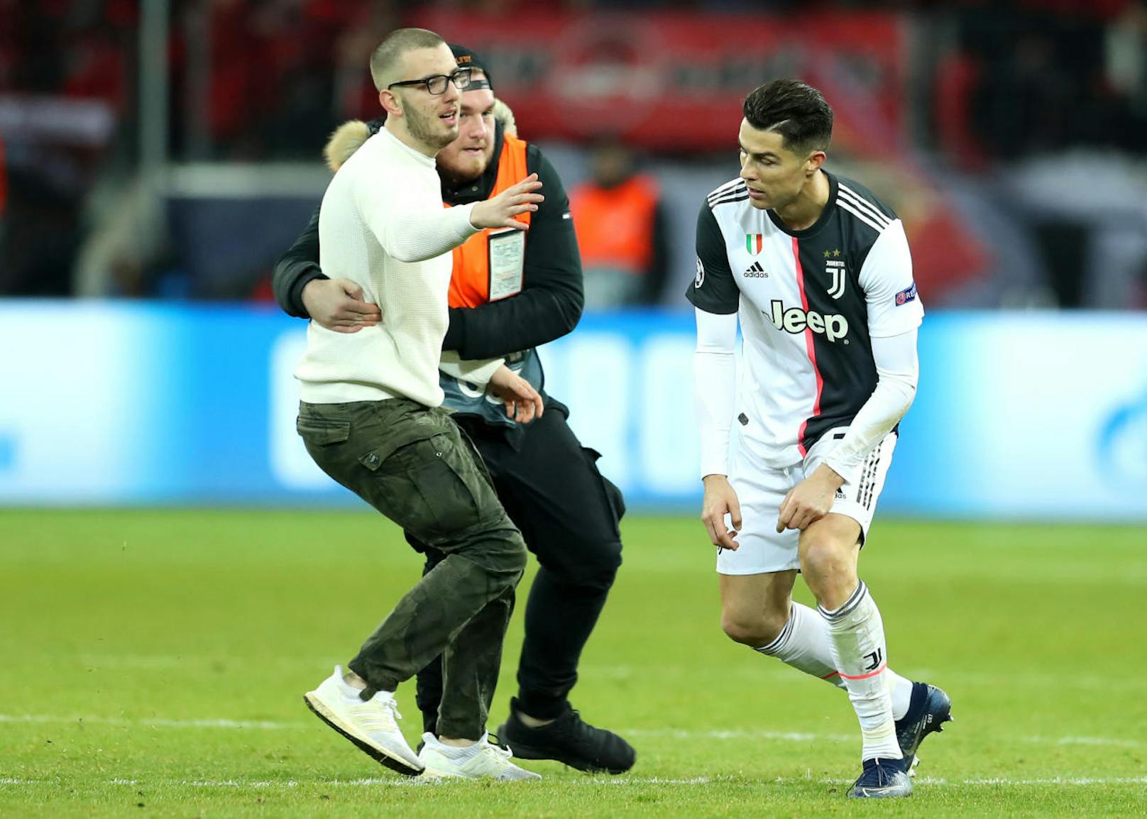 Cristiano Ronaldo wurde in Leverkusen gleich von mehreren Flitzern "gejagt". Nach dem Spiel sollte ihm der Kragen platzen.