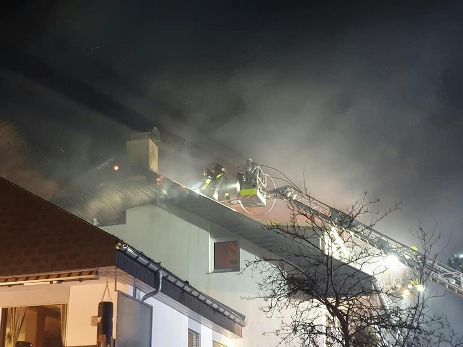 Dachstuhlbrand in Feldkirch sorgte für Großeinsatz der Feuerwehr (17. Dezember 2019)