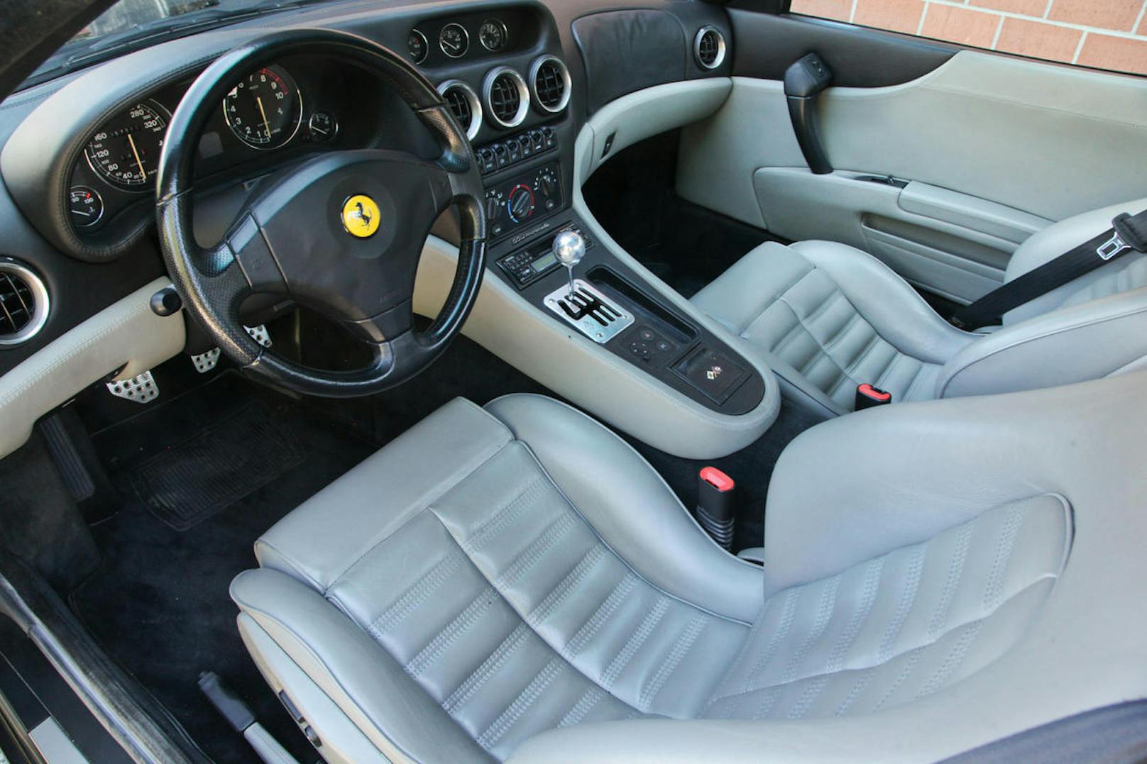 Bequeme Sitze mit gutem Seitenhalt machen den Aufenthalt im Ferrari auch auf Langstrecken angenehm.