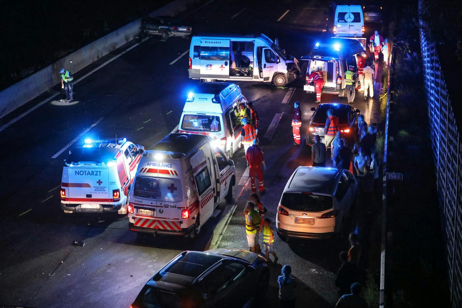Ein schwerer Zusammenstoß eines Pkw und eines Kleinlasters auf der A1 Westautobahn sorgte in der Nacht auf Sonntag für Schwerverletzte. 