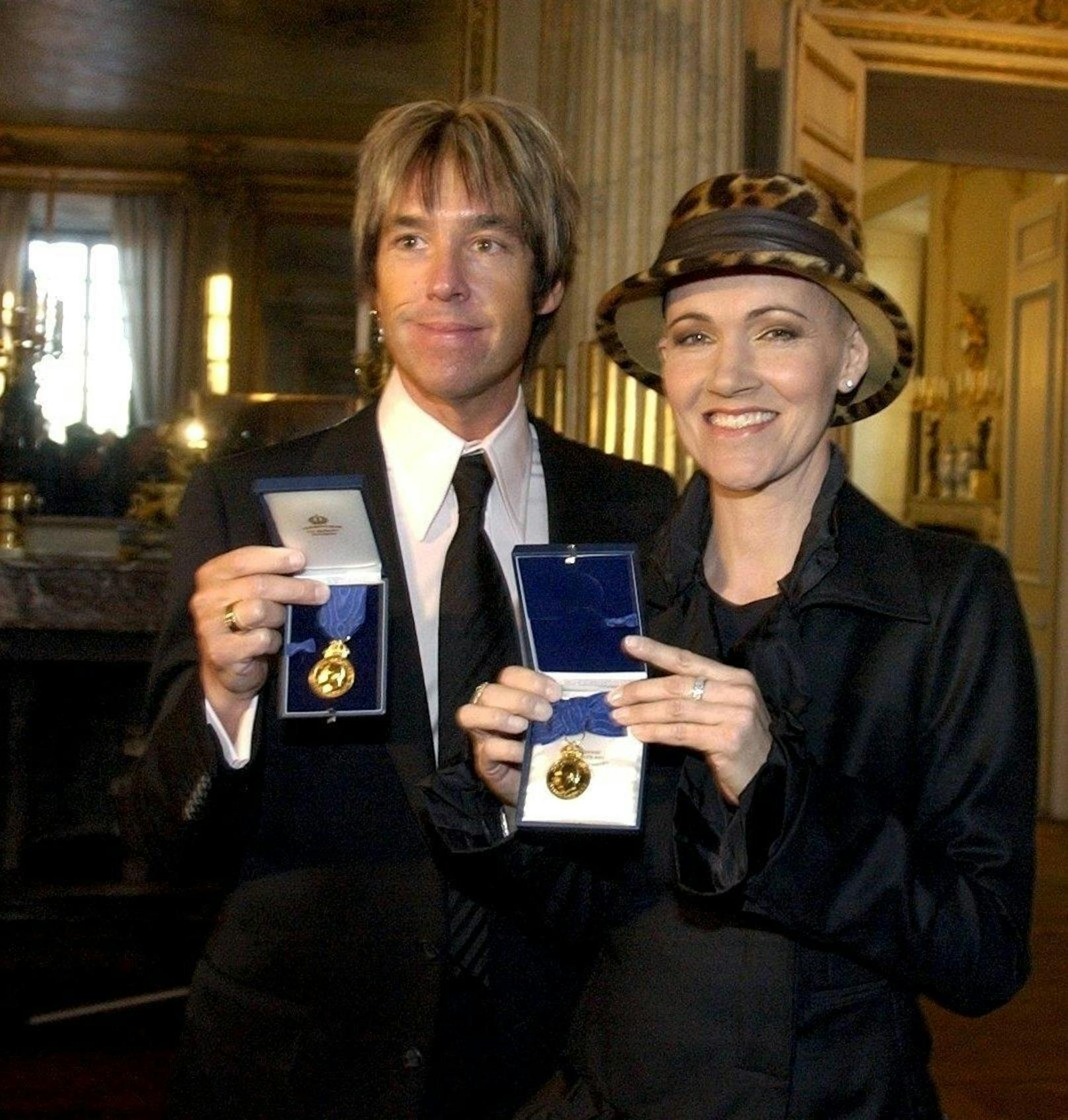 Marie Fredriksson und Per Gessle: Am 31. Jänner 2003 zeichnete der schwedische König Carl XVI. Gustaf die Roxette-Musiker mit einem Orden aus