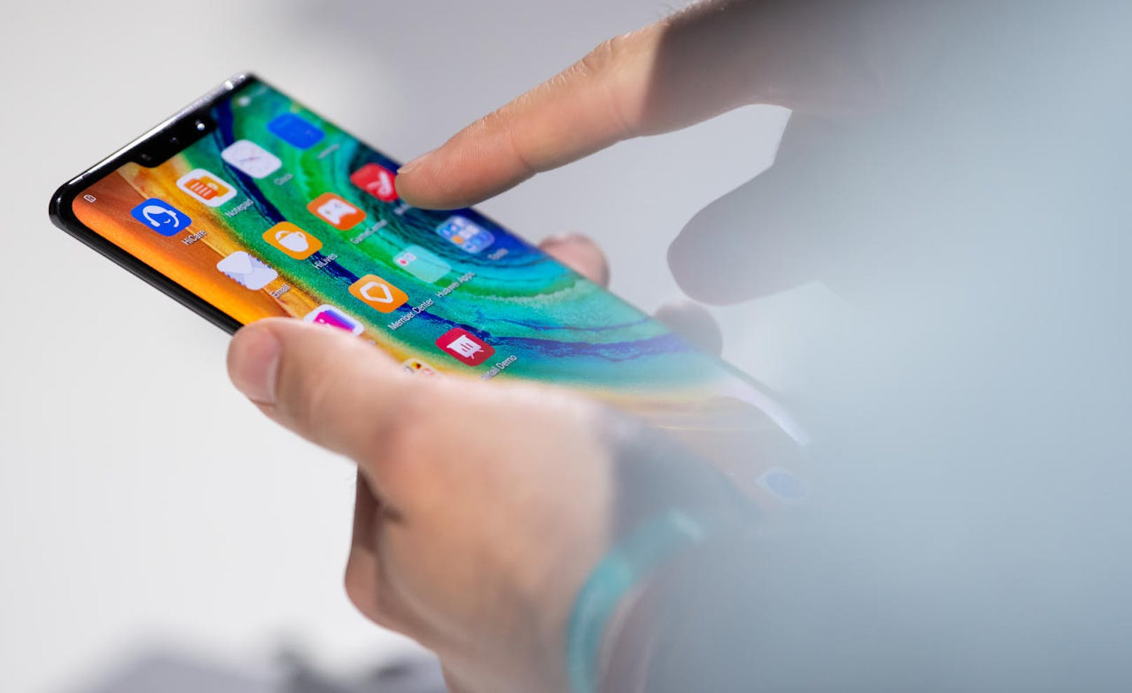 Huawei Mobile Services (HMS) soll das neue System heißen, das langfristig gesehen die dritte große Smartphone- und Mobilgeräte-Plattform neben iOS und Android werden soll.