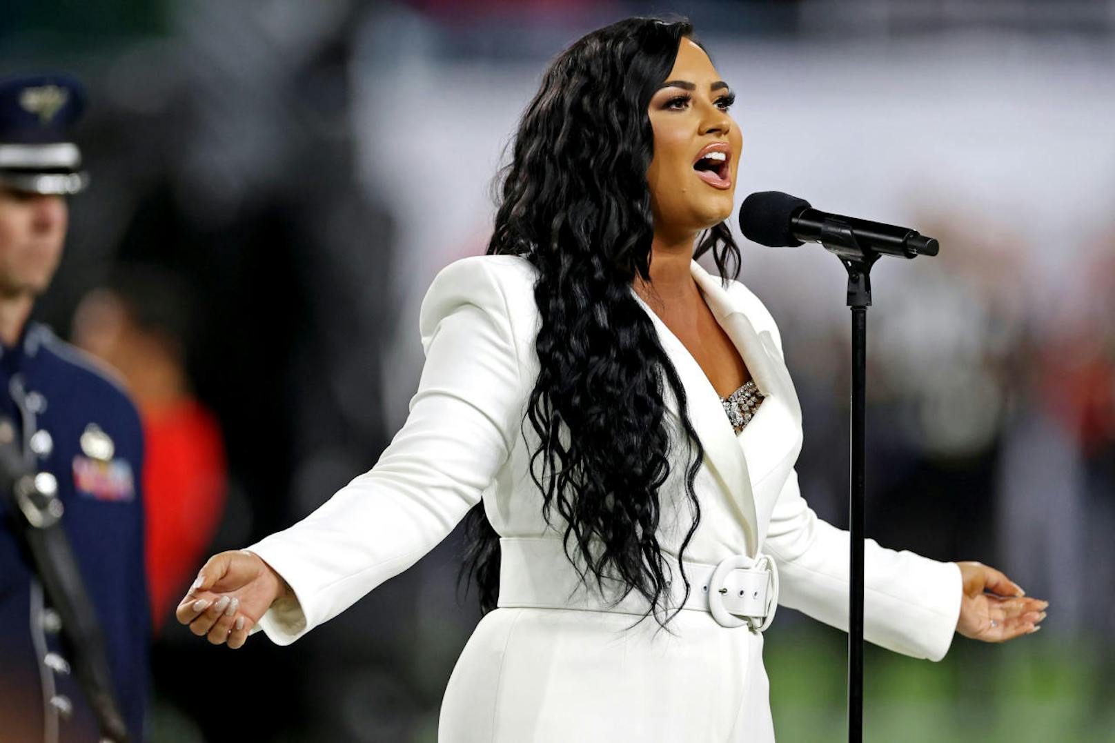 Demi Lovato singt die Hymne beim Super Bowl.