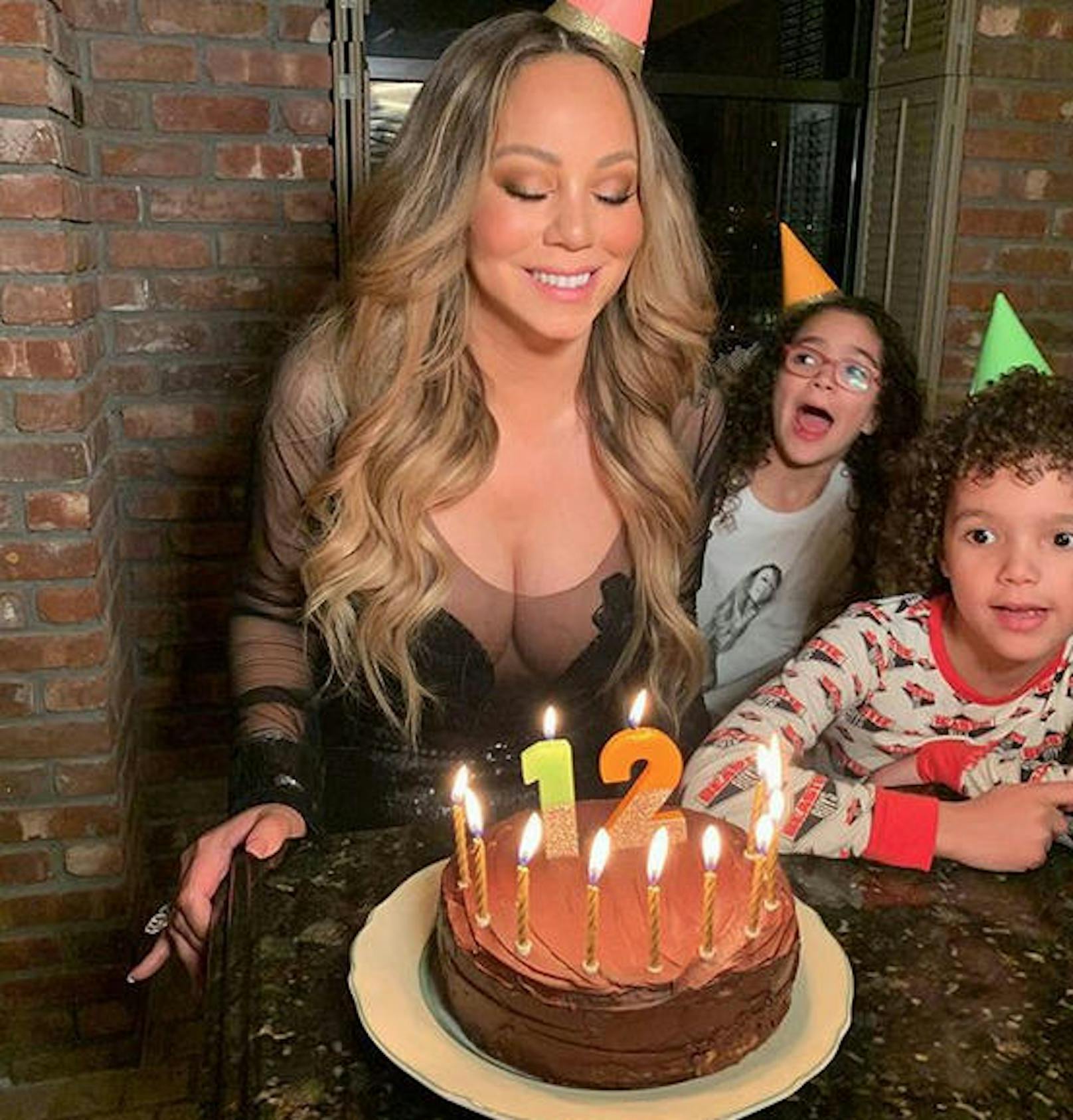 30.03.2020: Pop-Diva<strong> Mariah Carey</strong> hat am Wochenende ihren 12. (!) Geburtstag gefeiert und wünscht sich selbst alles Gute zum "ewigen 12er". Eine Schoko-Torte mit eindeutig mehr als zwölf Kalorien gab's obendrein.