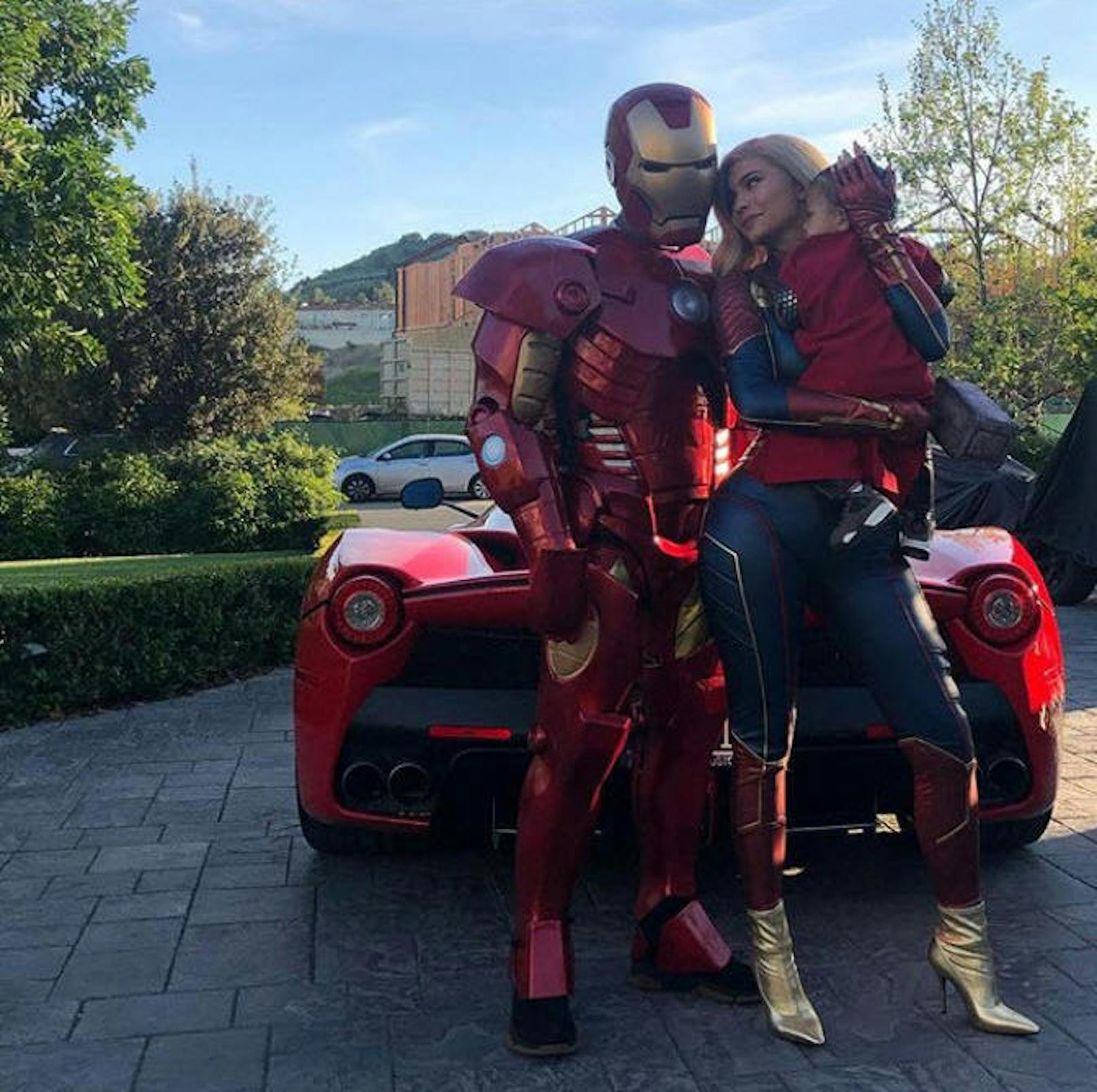 26.04.2019: Kylie Jenner feiert den Start von "Avengers: Endgame" als Captain Marvel. "Iron Man" gesellt sich ebenfalls dazu, Tochter Stormi wurde nicht verkleidet. 