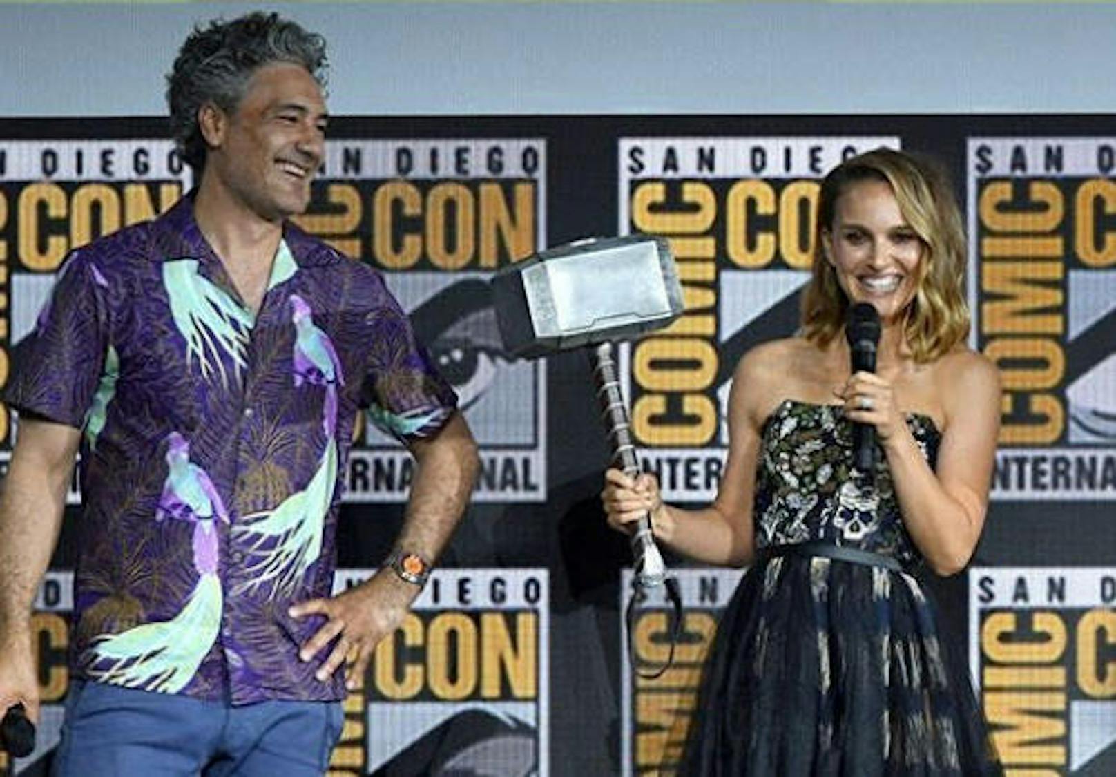 21.07.2019: Natalie Portman (re.) wurde auf der ComicCon als Marvels neue Donnergötting vorgestellt. Sie durfte auch bereits Thors Hammer schwingen.
