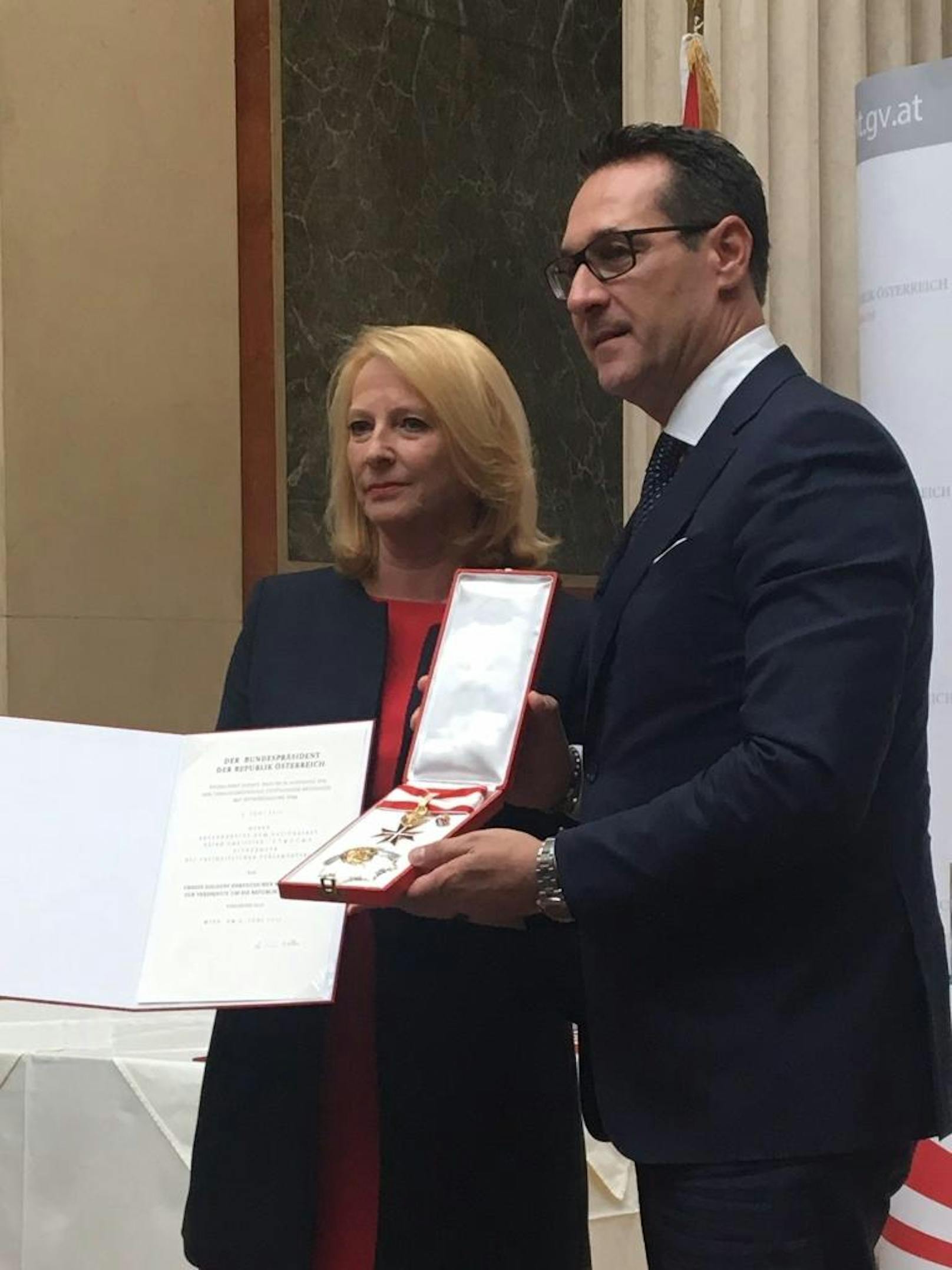 Am 13. Juli 2017 wurde Strache durch Nationalratspräsidentin Doris Bures das Große Goldene Ehrenzeichen mit dem Stern für Verdienste um die Republik Österreich verliehen. Zuvor hatte der damalige Bundespräsident Heinz Fischer 2012 seine Unterschrift unter die Verleihungsurkunde verweigert.