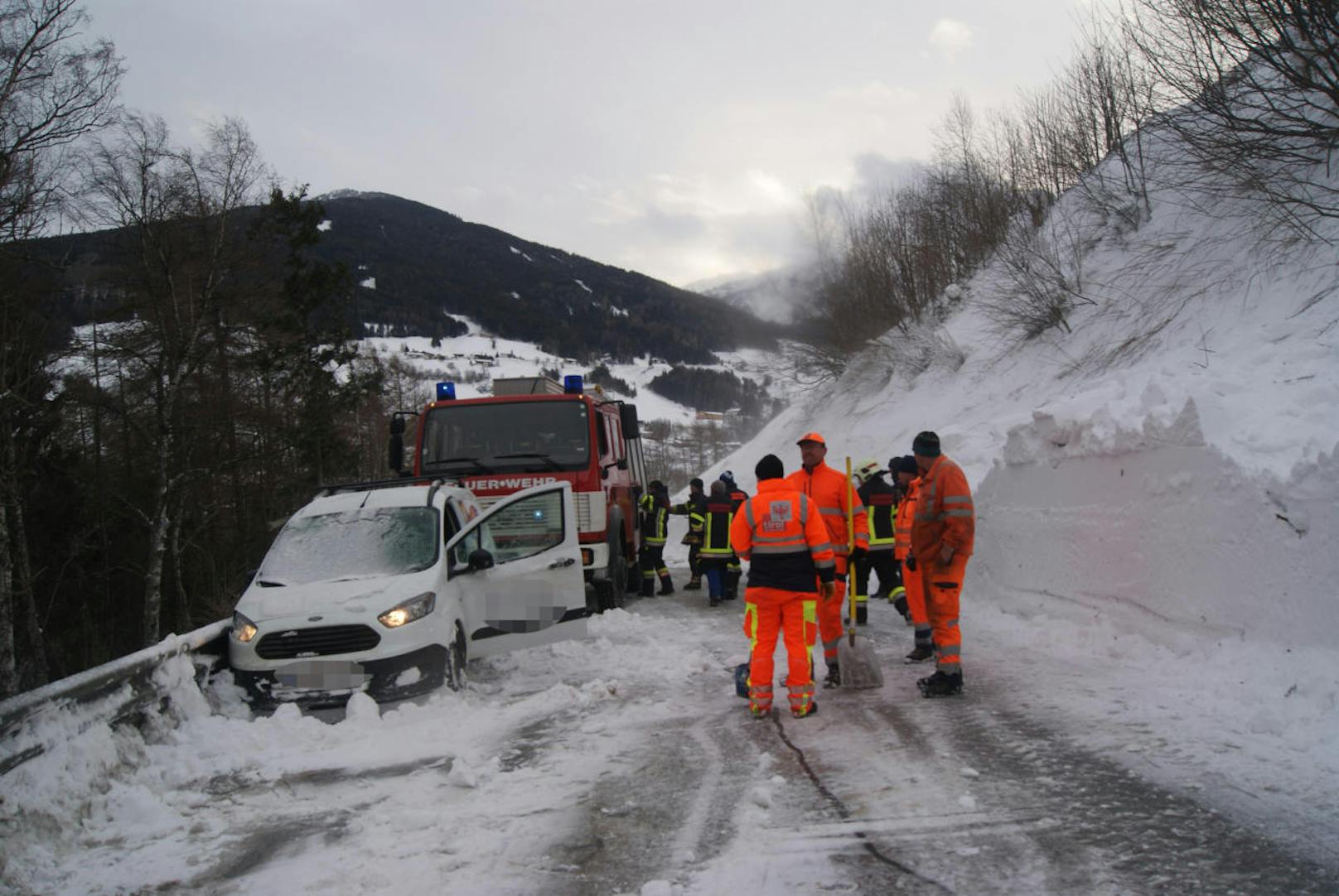 Am Freitag ist es auf der Brennerstraße in Tirol zu einem Abgang einer Lawine gekommen. Dabei wurde ein Pkw teilweise unter den Schneemassen begraben.