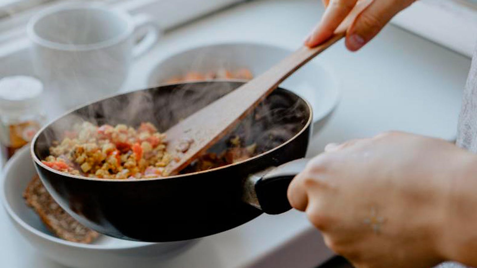 <b>Experimentiere beim Kochen:</b>
Hast du vom Kühl- und Küchenschrankaufräumen noch genug Lebensmittel für eine Mahlzeit übrig, könntest du experimentieren. Probiere neue Kombinationen aus oder ein Gericht mit der Packung Quinoa, die deine vegane Cousine dir geschenkt hat.