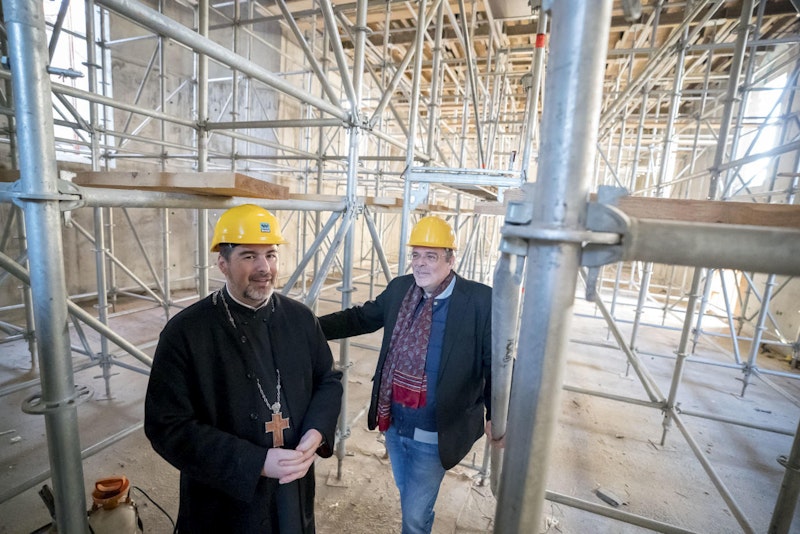 Der rumänisch-orthodoxe Priester Emanuel Nutu und Architekt Georg Baldass (Baldassion Architektur) leiten das Projekt. Die Kirche soll Platz für 300 Menschen bieten.