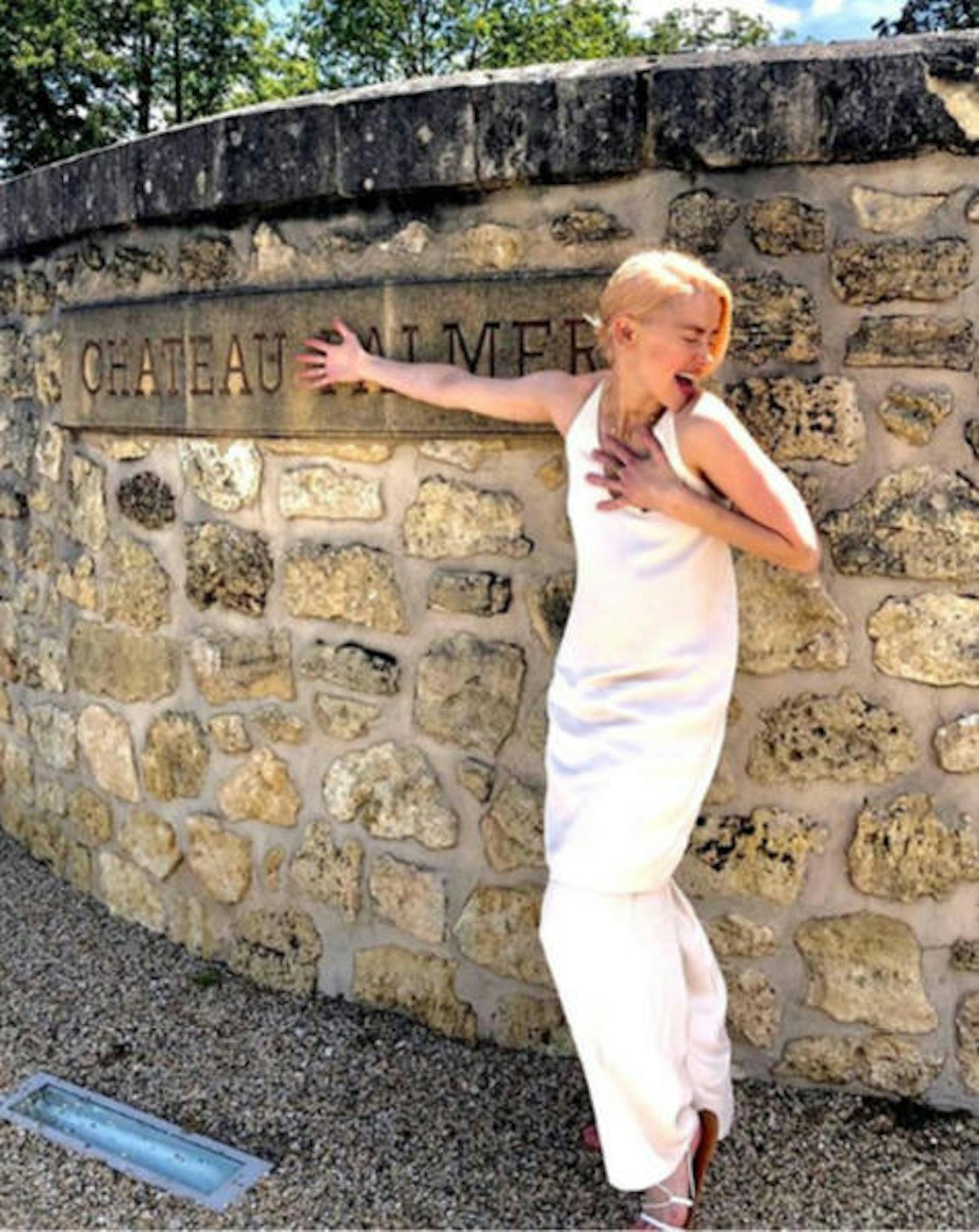 24.6.2019: "Ich habe meinen Lieblingsplatz gefunden - in Bordeaux.", schrieb Schauspielerin Amber Heard zu einem Bild, das sie nach einem Besuch des Weinguts Chateau Palmer zeigt. 