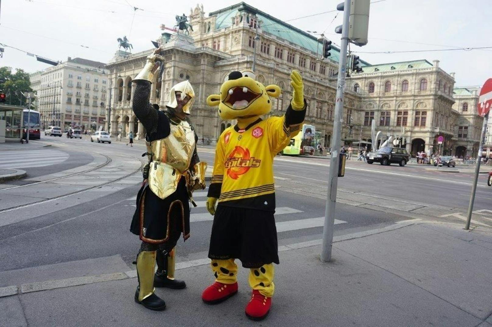 Capitano, das Maskottchen der Vienna Capitals, ist in der Wiener Innenstadt unterwegs - mit einem goldenen Ritter als Begleitung. Was hat es damit auf sich?
