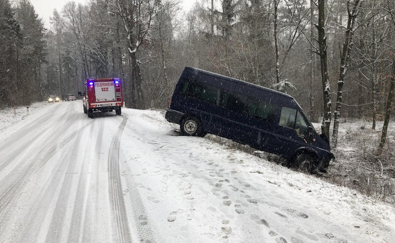 Der Kleinbus krachte bei Mistelbach gegen einen Baum.