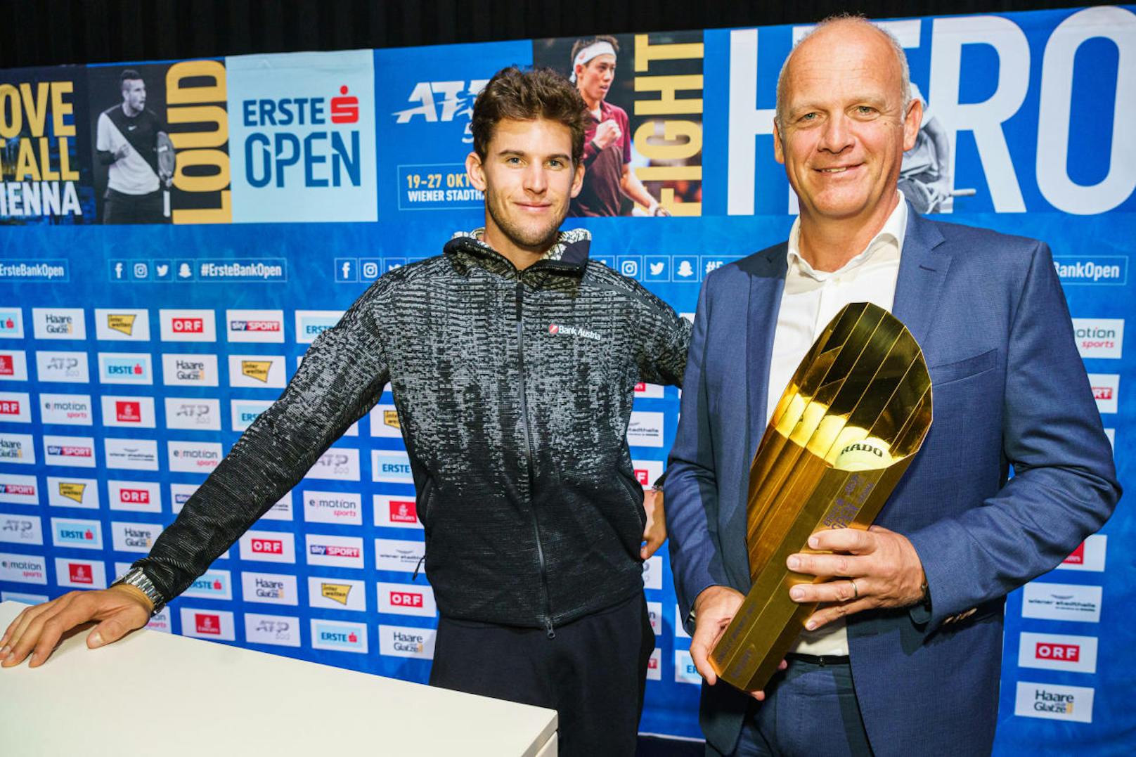 v.li.: Dominic Thiem mit Turnierdirektor und Veranstalter Herwig Straka und dem Siegerpokal der Erste Bank Open 2019 am 09.09.2019.