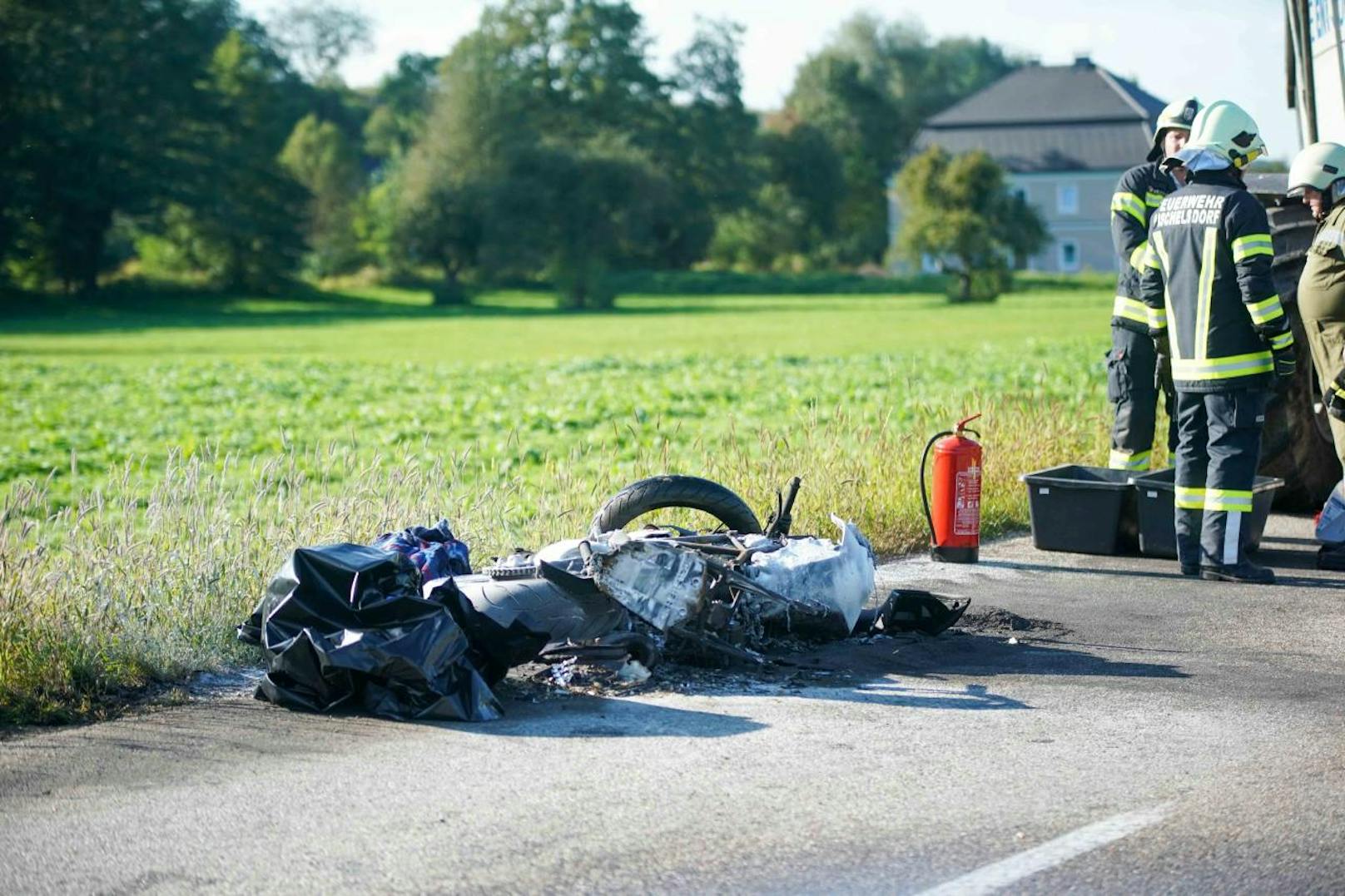 Unfall in Pischelsdorf: Das Motorrad ging in Flammen auf, der Biker aus dem Bez. Braunau starb.