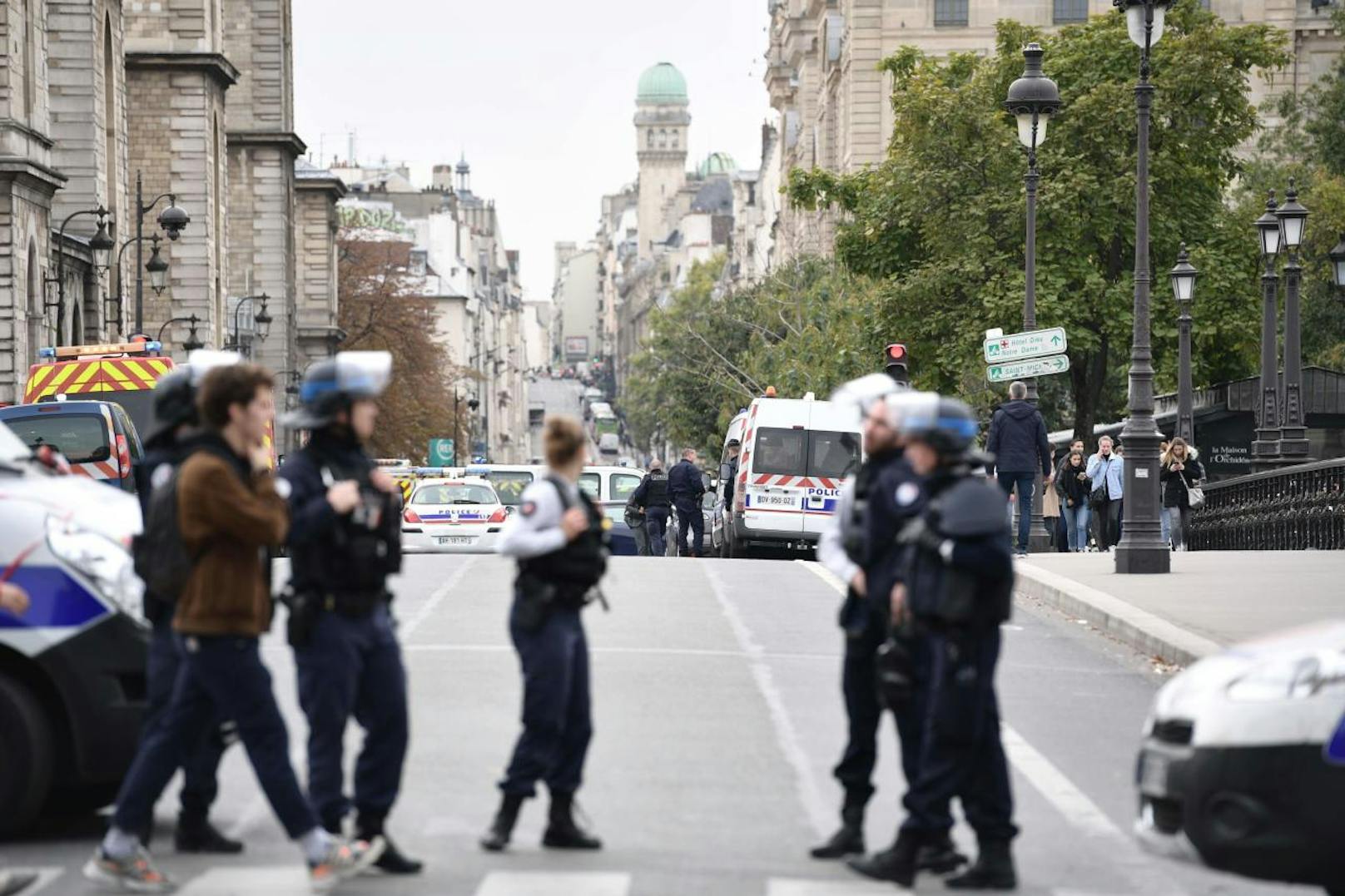 Auf einer Polizeistation in Paris hat ein Mann am Donnerstag mehrere Polizisten angegriffen.