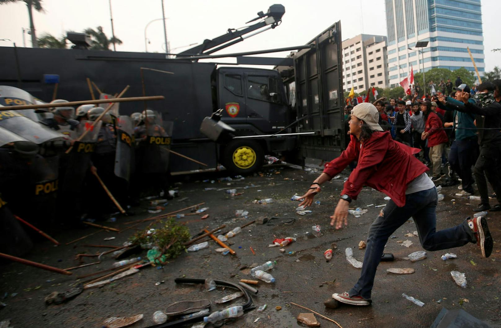 Tausende von Studenten demonstrierten in der indonesischen Hauptstadt Jakarta gegen die geplante Verschärfungen des Strafrechts. Diese orientieren sich zum Teil an der islamischen Scharia und sehen schwere Strafen unter anderem für Ehebruch und "Hexerei" vor. Die Polizei ging mit gepanzerten Fahrzeugen, Wasserwerfern und Tränengas gegen die Demonstranten vor.