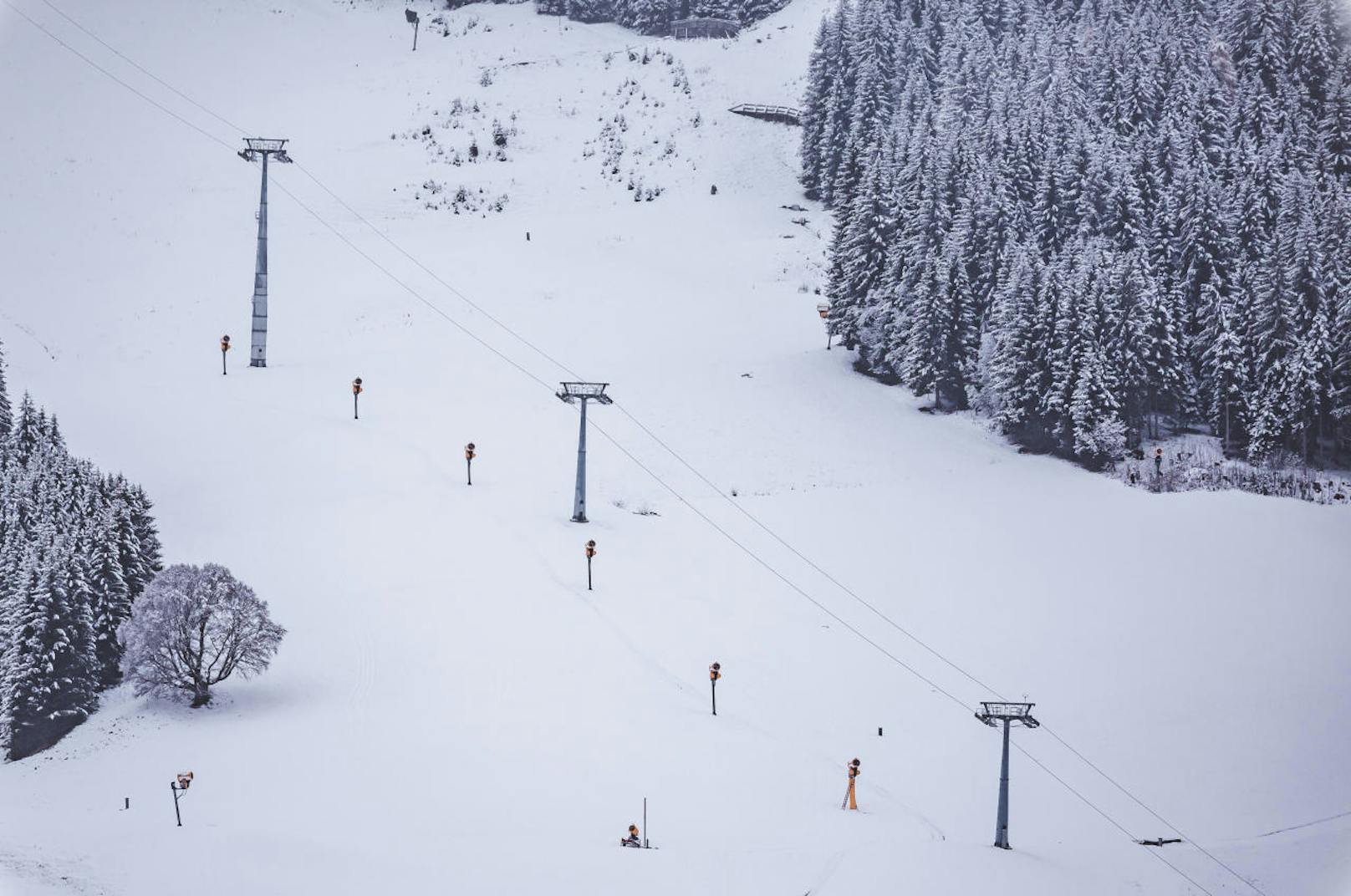 Schneekanonen und Skiliftstützen auf einer Skipiste. Die Vorbereitungen für die neue Skisaison laufen auf Hochtouren, aufgenommen am 12. November 2019, Saalbach-Hinterglemm.