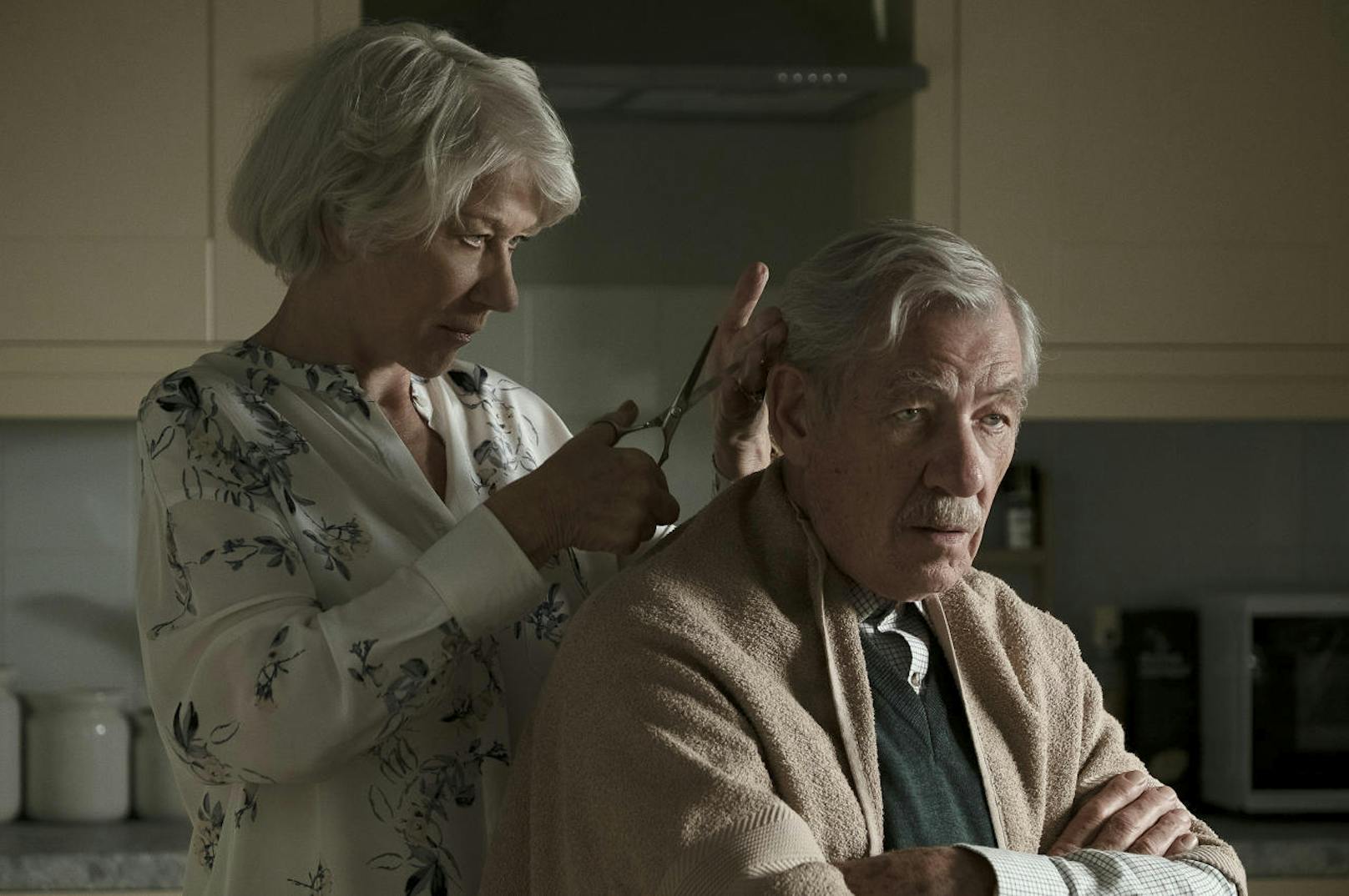 Betty (Helen Mirren) lässt Roy (Ian McKellen) schnell bei sich einziehen, damit er sein schwaches Knie nicht überanstrengt. Dann kümmert sie sich rührend um ihn, kauft ihm Dinge und schneidet ihm sogar die Haare.