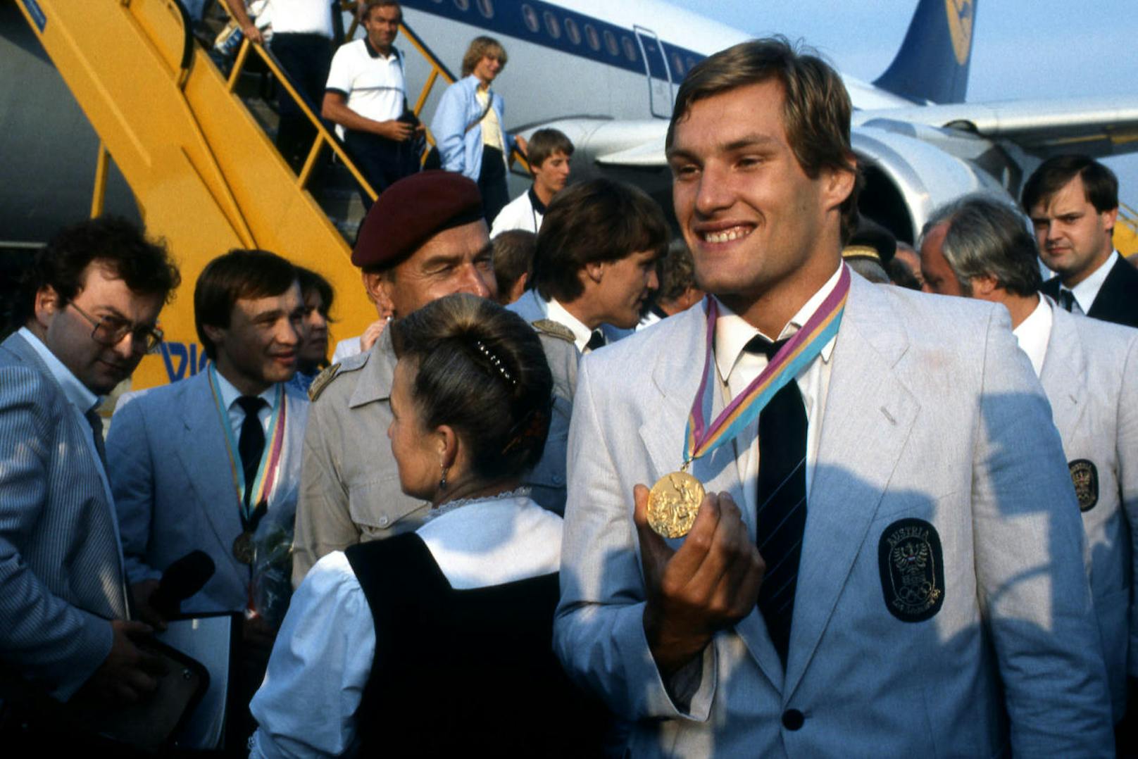 Nur vier Jahre später schreibt Seisenbacher österreichische Sportgeschichte. Bei den Olympischen Spielen in Los Angeles erobert der nun 24-Jährige in der Klasse bis 86 Kilogramm die Goldmedaille. Hier ist er beim Empfang am Flughafen Wien-Schwechat zu sehen.