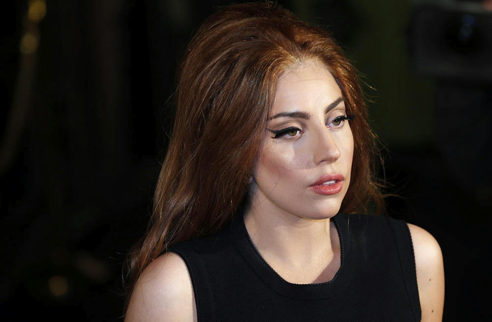 Lady Gaga liebt Perücken und Eyeliner.