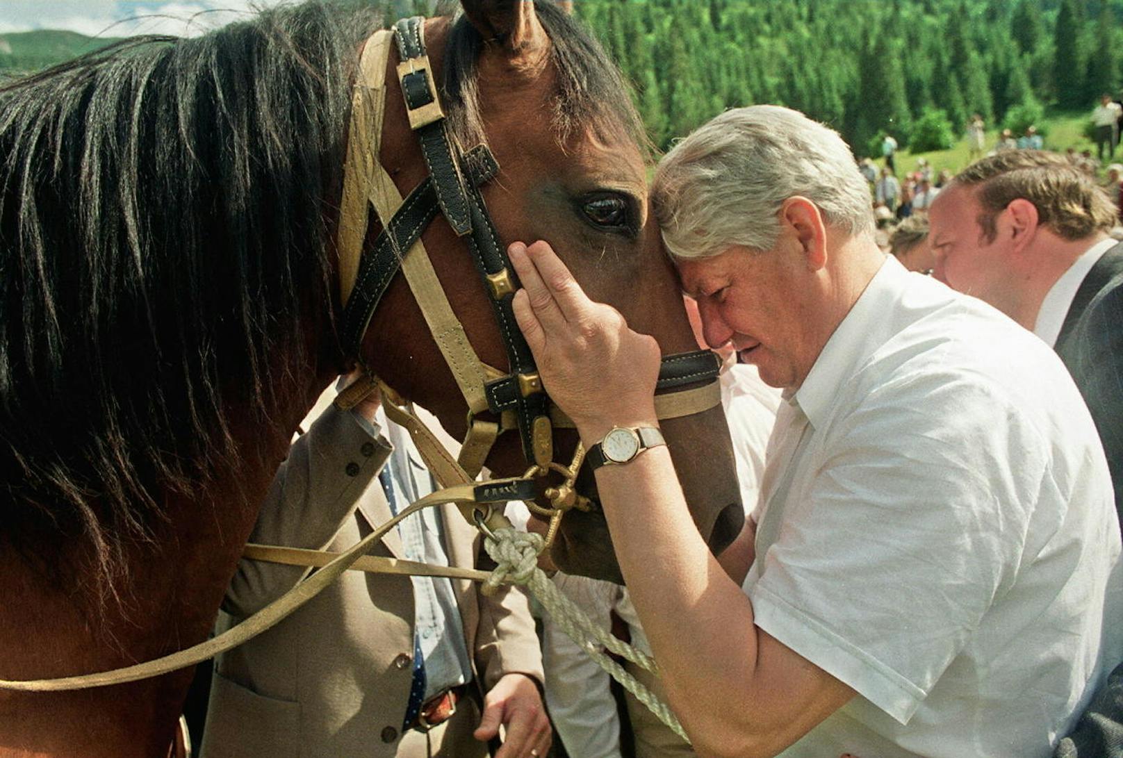 Auch Putins Amtsvorgänger Boris Jelzin fühlte sich Pferden verbunden (hier mit einem Geschenk des kasachischen Präsidenten). Sein Hemd behielt er aber stets an.
