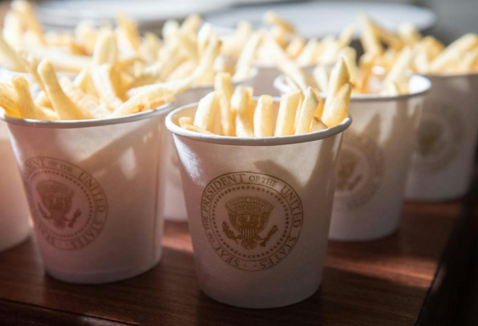 US-Präsident Donald Trump empfing die College-Football-Meistermannschaft Clemson Tigers im Weißen Haus. Weil die Köche aufgrund des Shutdown beurlaubt sind, ließ der Präsident auf eigene Rechnung Fast Food liefern und auftischen.