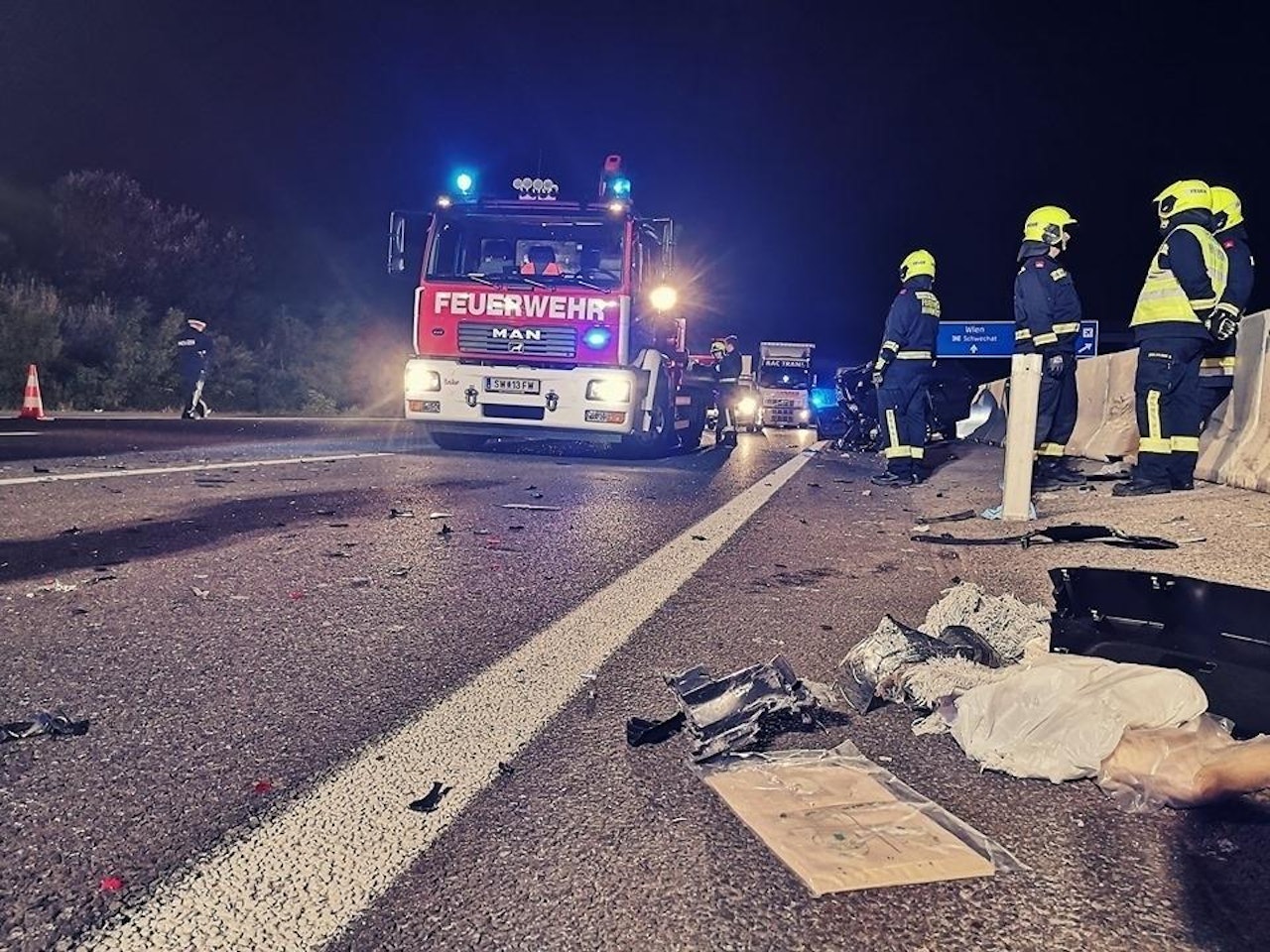 Heute.at - Drei Personen nach Unfall hilflos in Auto verbrannt