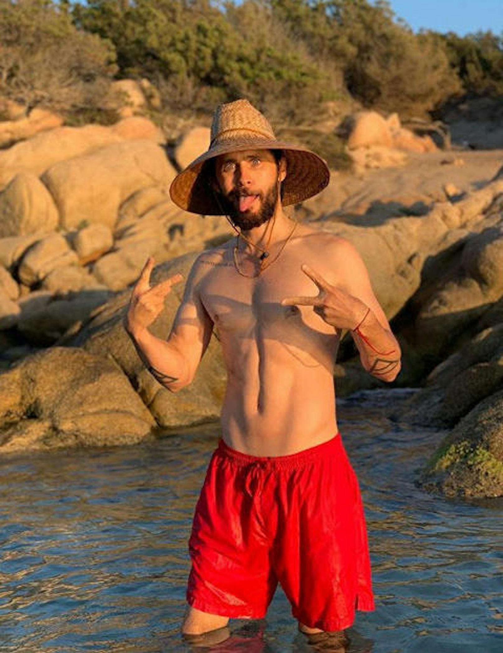 21.08.2019: Jared Leto genießt den #hotgirlsummerin seiner roten Badehose.