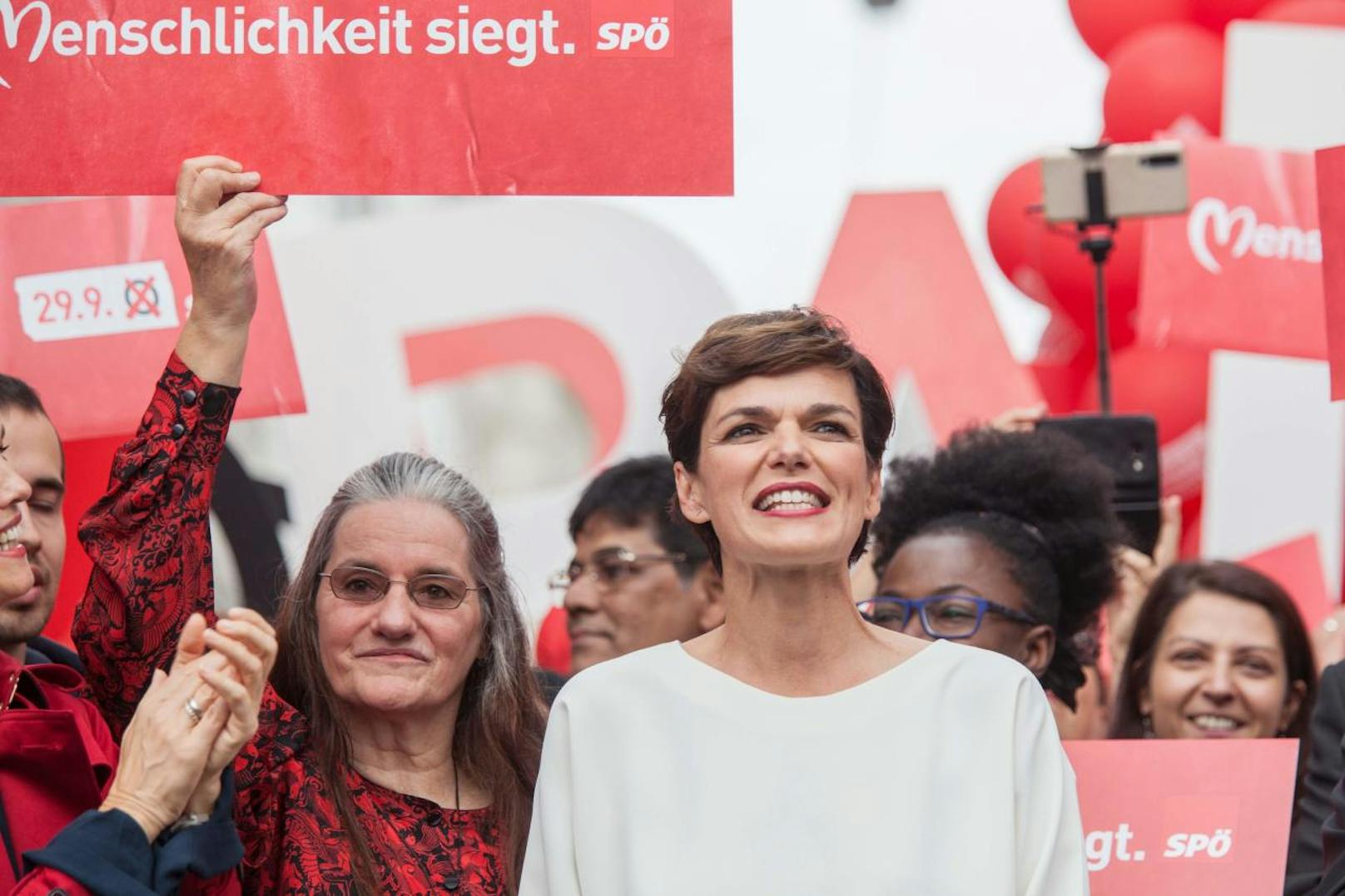Auch die SPÖ startete erst am Nachmittag ins Wahlkampf-Finale. Spitzenkandidatin Pamela Rendi-Wagner versprühte Optimismus vor der bevorstehenden Wahl.