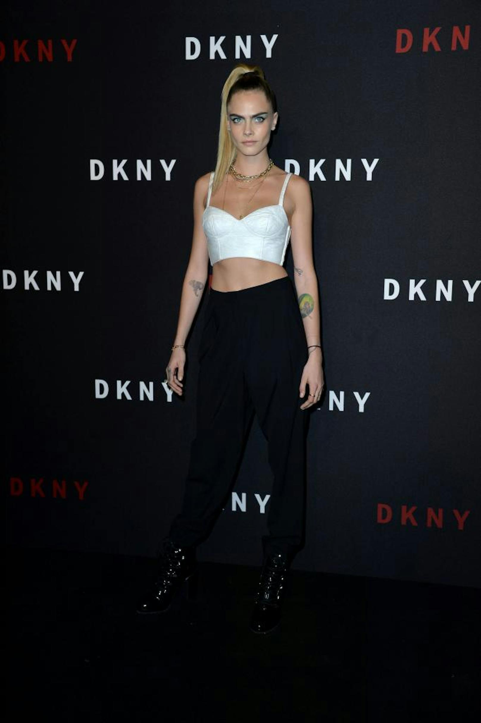 Cara Delevingne ist auch auf der DKNY-Party.