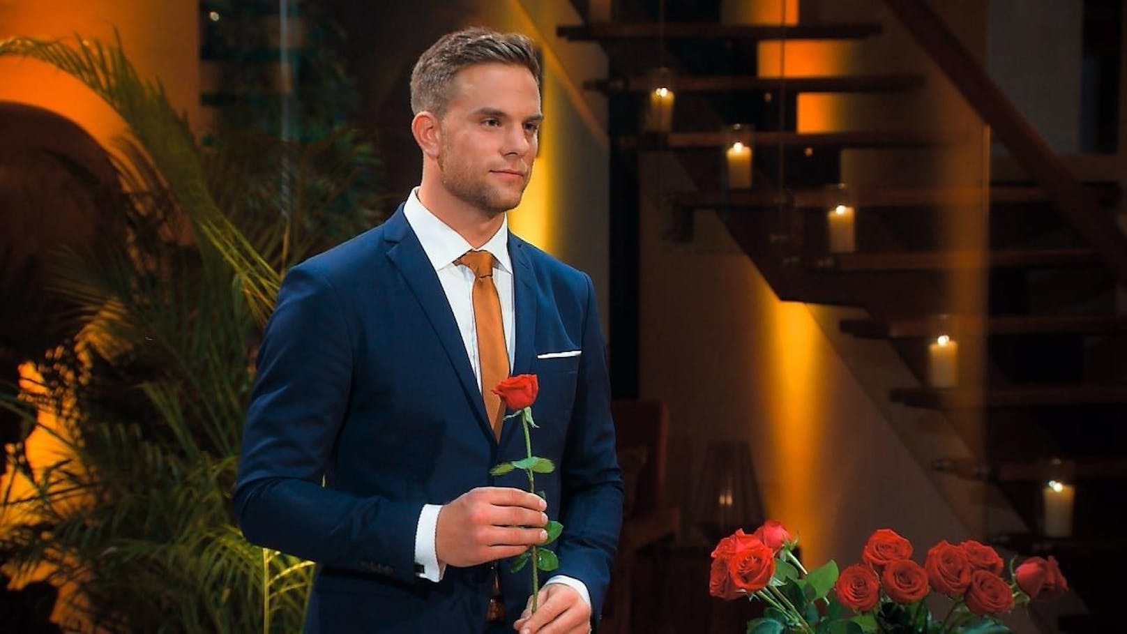 Bachelor Sebastian vergibt die erste Rose des Abends.