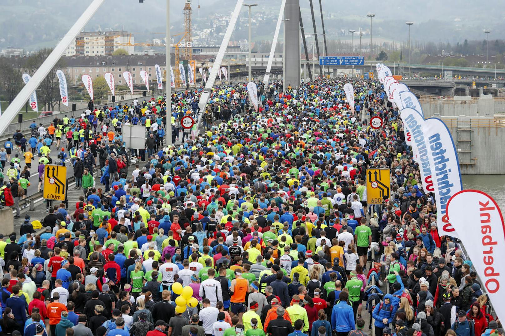 Rund 20.000 Läuferinnen und Läufer gehen beim Linzer Marathon an den Start.