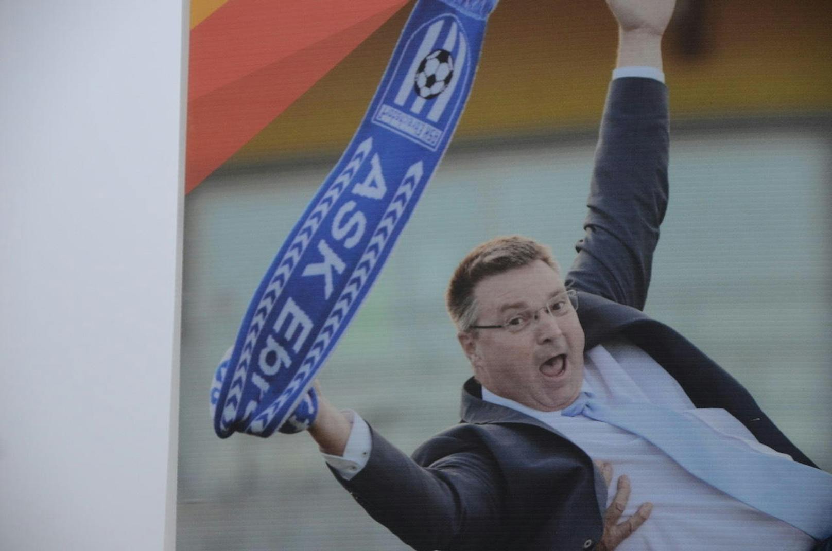 Wolfgang Kocevar zeigt sich auf seinen Wahlplakaten mit Mitgliedern von Sportvereinen. Das bringt ihm Kritik von sämtlichen anderen Parteien ein.