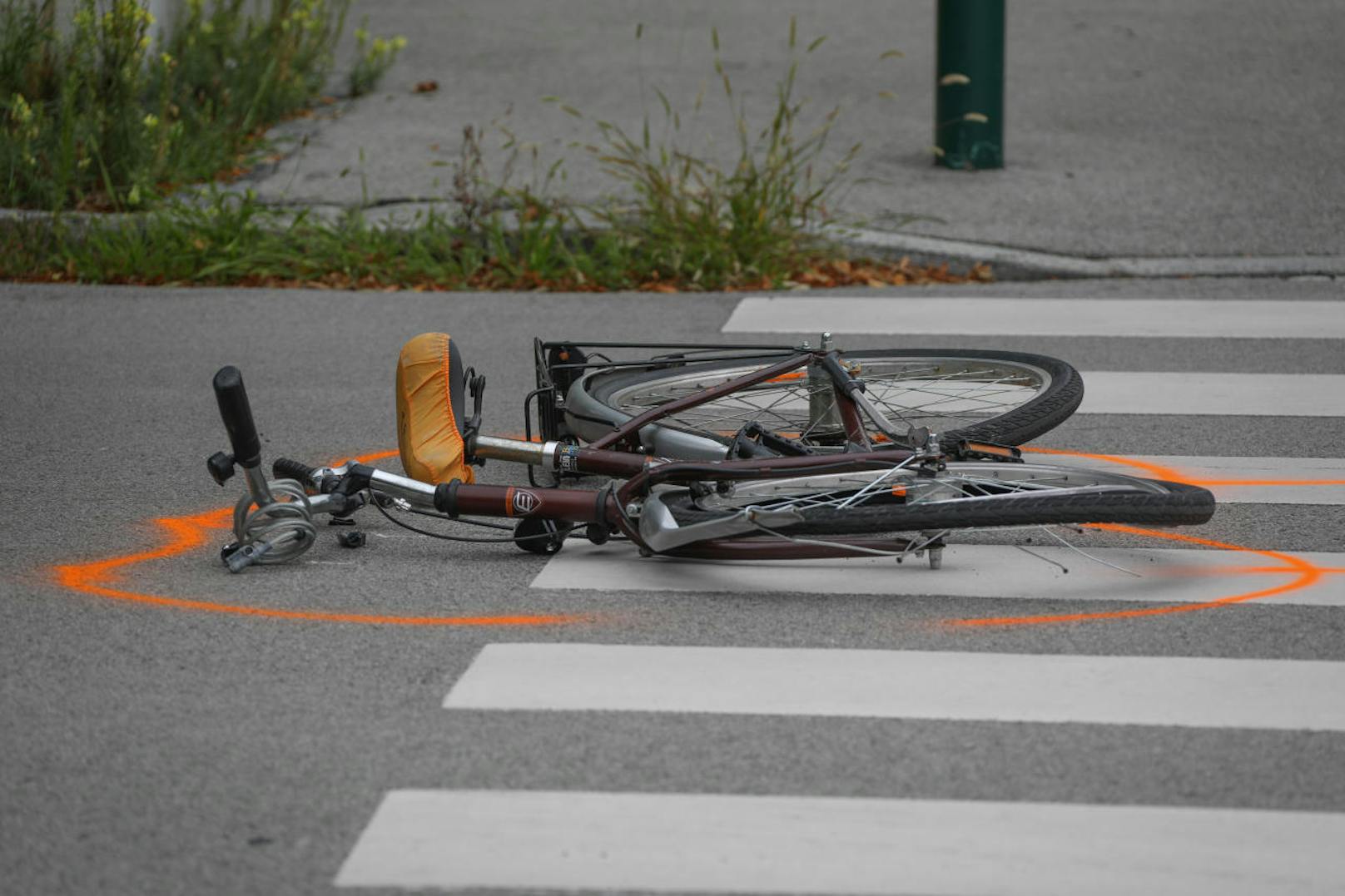 Eine Radfahrerin wurde von einem Lkw überrollt und tödlich verletzt.