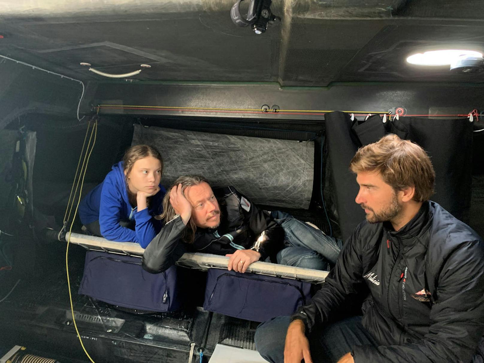 Bequem wird die Reise nicht: Hier wird geschlafen. Greta, ihr Vater Svante und Skipper Boris Herrmann haben nicht viel Platz an Bord.