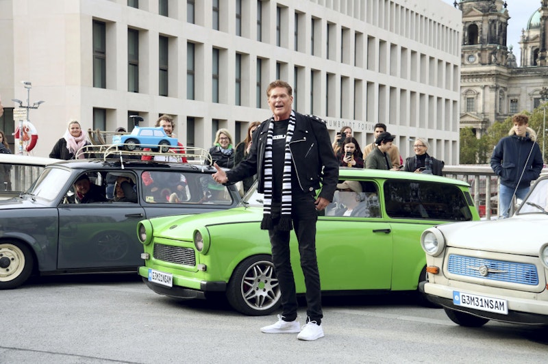 David Hasselhoff hupt mit Trabi-Fahrern "Looking for Freedom" anlässlich des 30. Jahrestages des Mauerfalls auf der Rathausbrücke in Berlin.